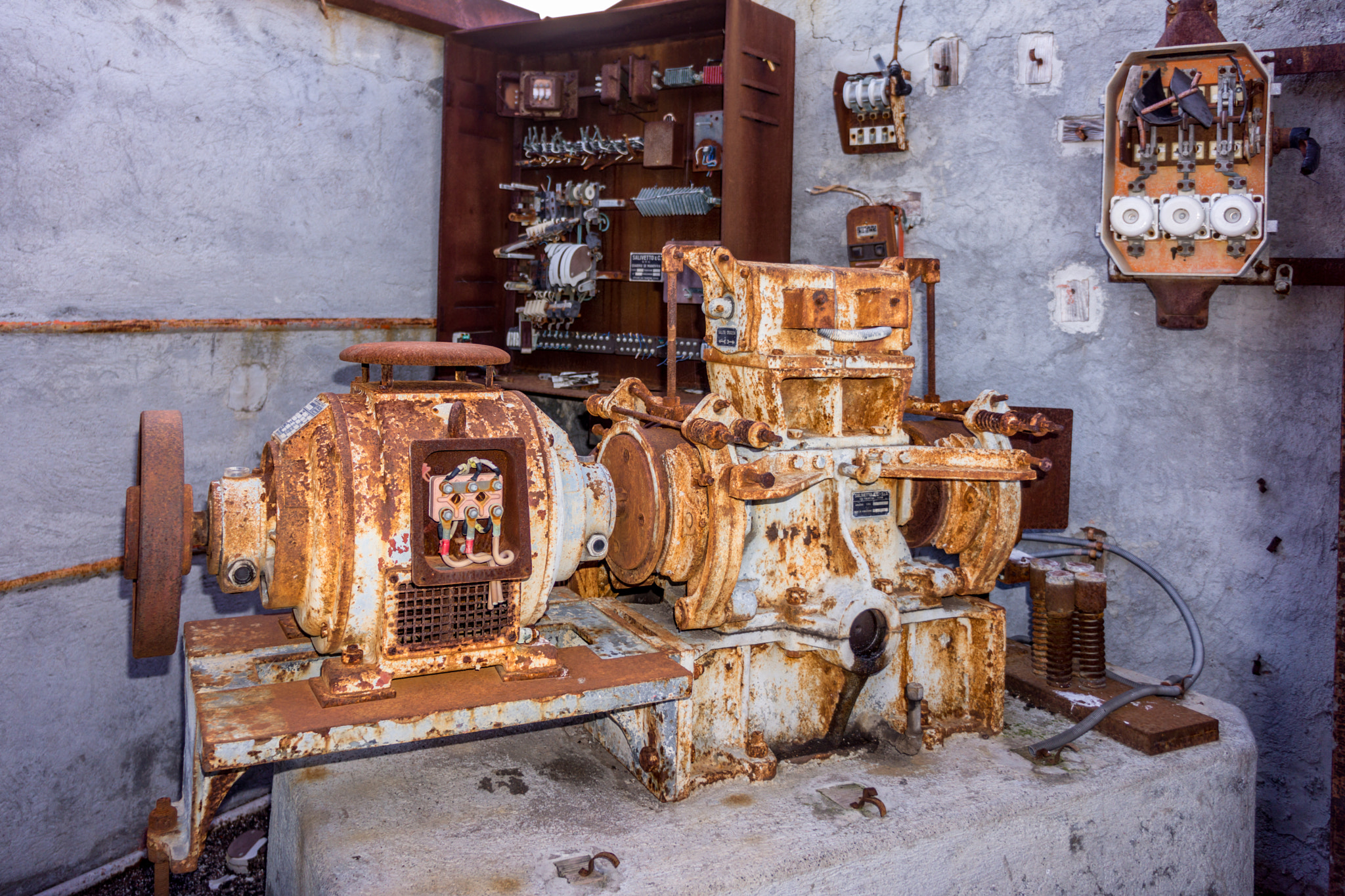 Sony Alpha NEX-7 sample photo. Rusty 3-phase electric motor photography