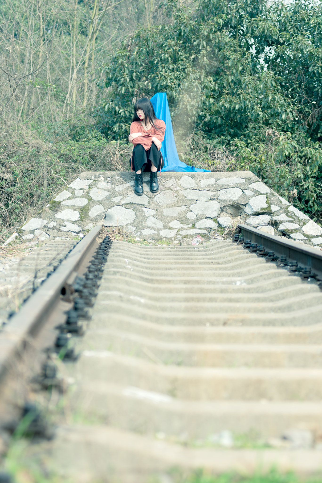 Nikon AF-Nikkor 80-200mm F2.8D ED sample photo. The girl with the railway photography