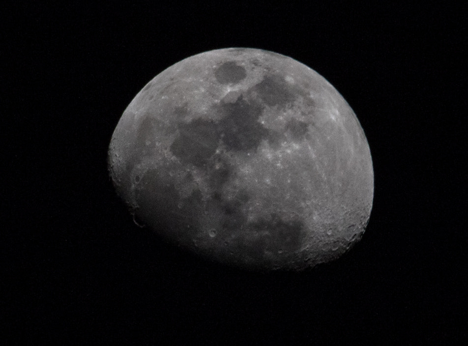 Canon EOS 7D Mark II + Canon EF-S 55-250mm F4-5.6 IS STM sample photo. Moon photography