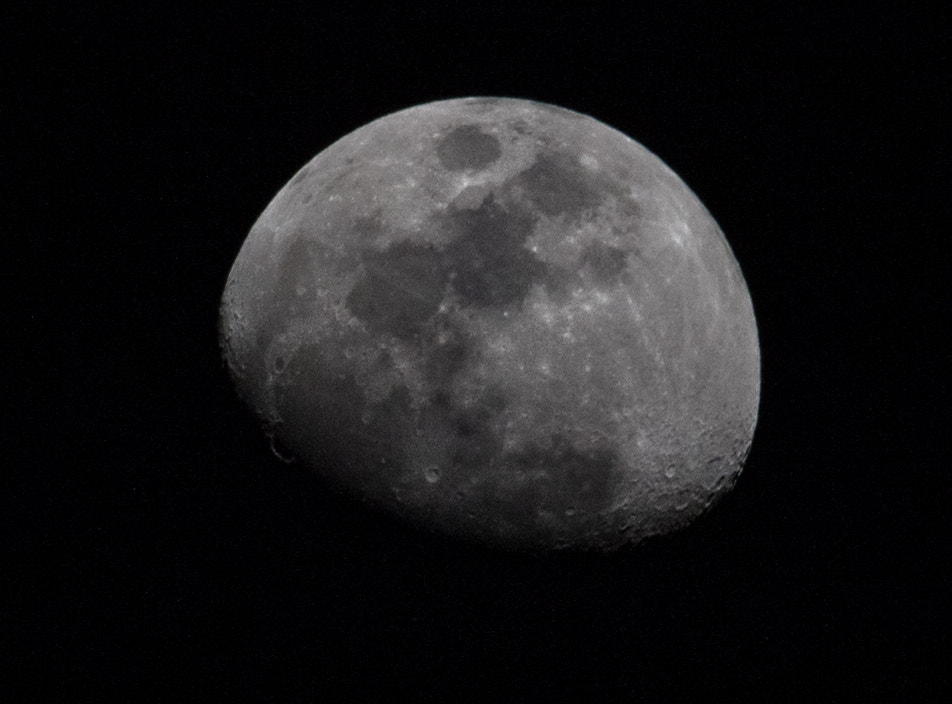 Canon EF-S 55-250mm F4-5.6 IS STM sample photo. Moon photography