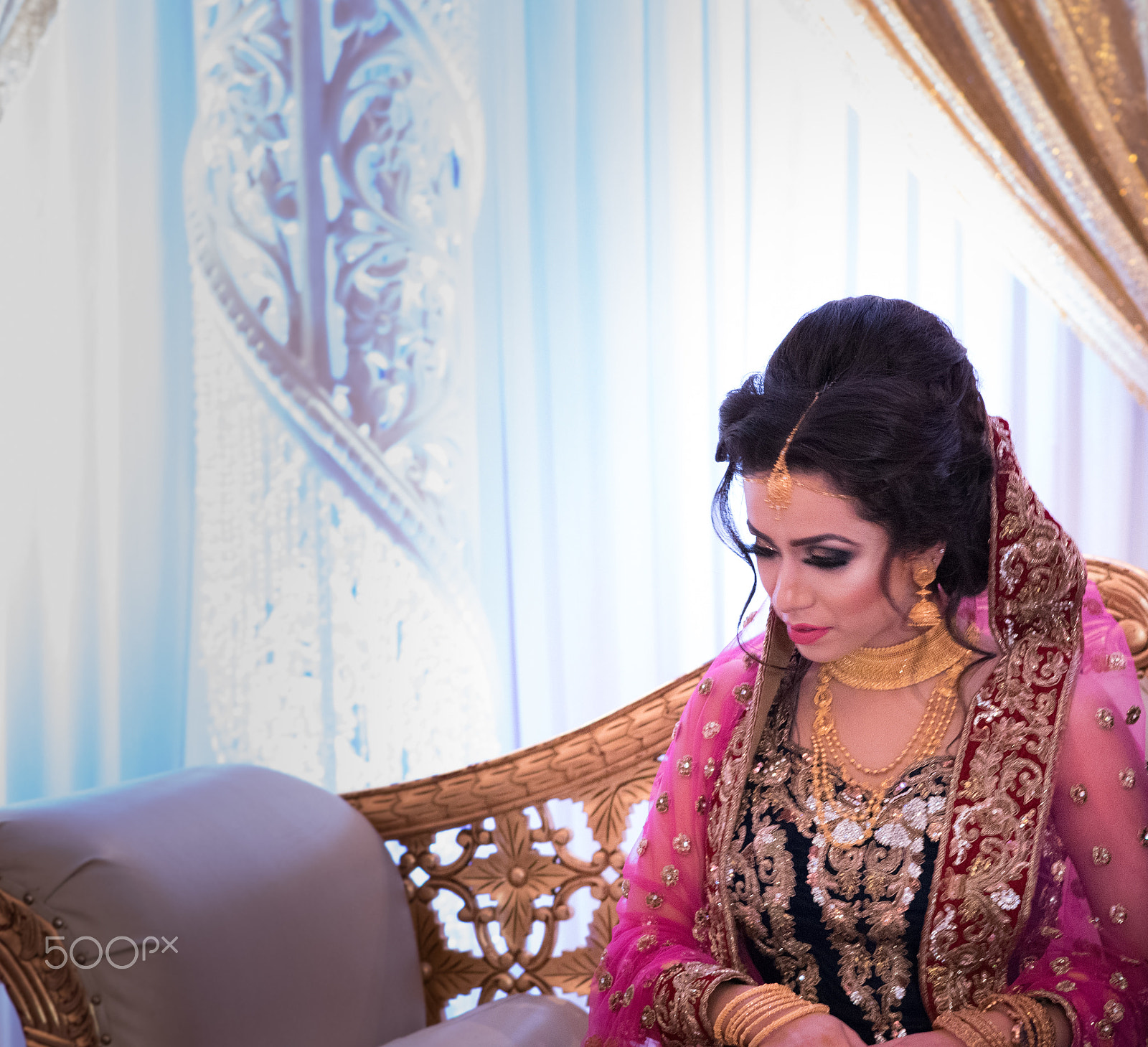 Nikon AF-S Nikkor 85mm F1.8G sample photo. Taking a moment to herself as the crowd gathers. photography