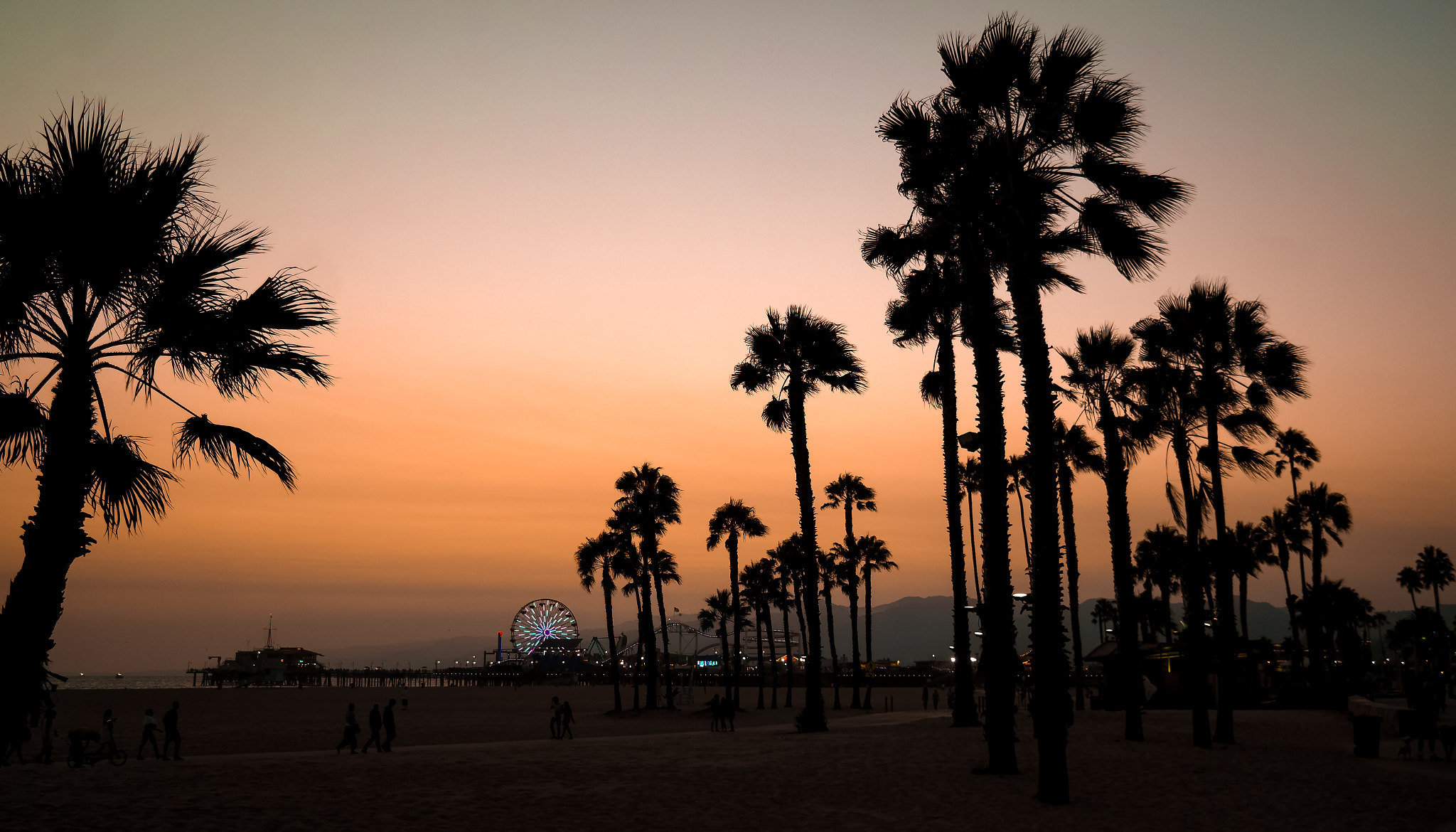 Samsung EK-GN120 sample photo. Santa monica beach california photography