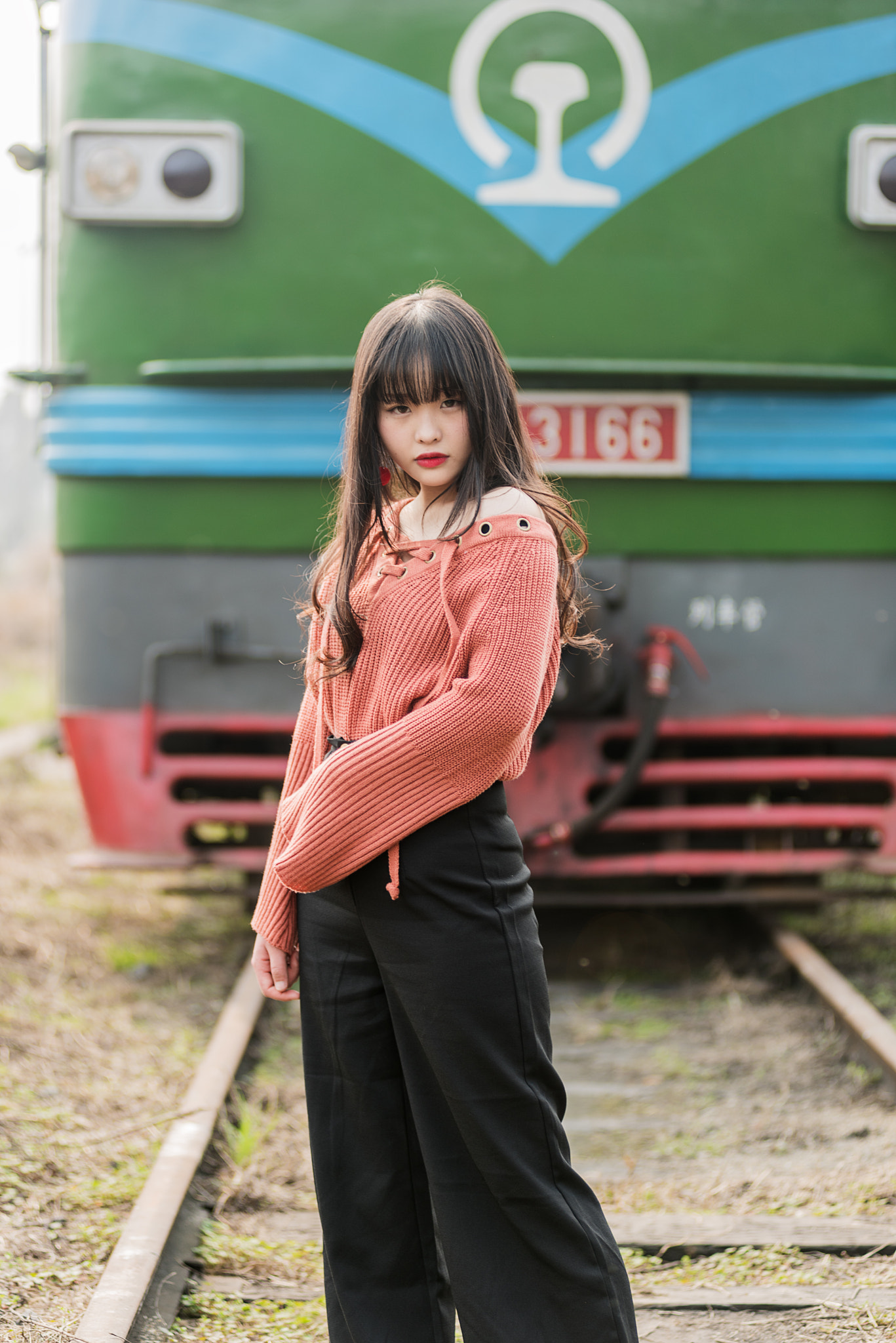 Nikon AF-Nikkor 80-200mm F2.8D ED sample photo. At the train station before the girl photography