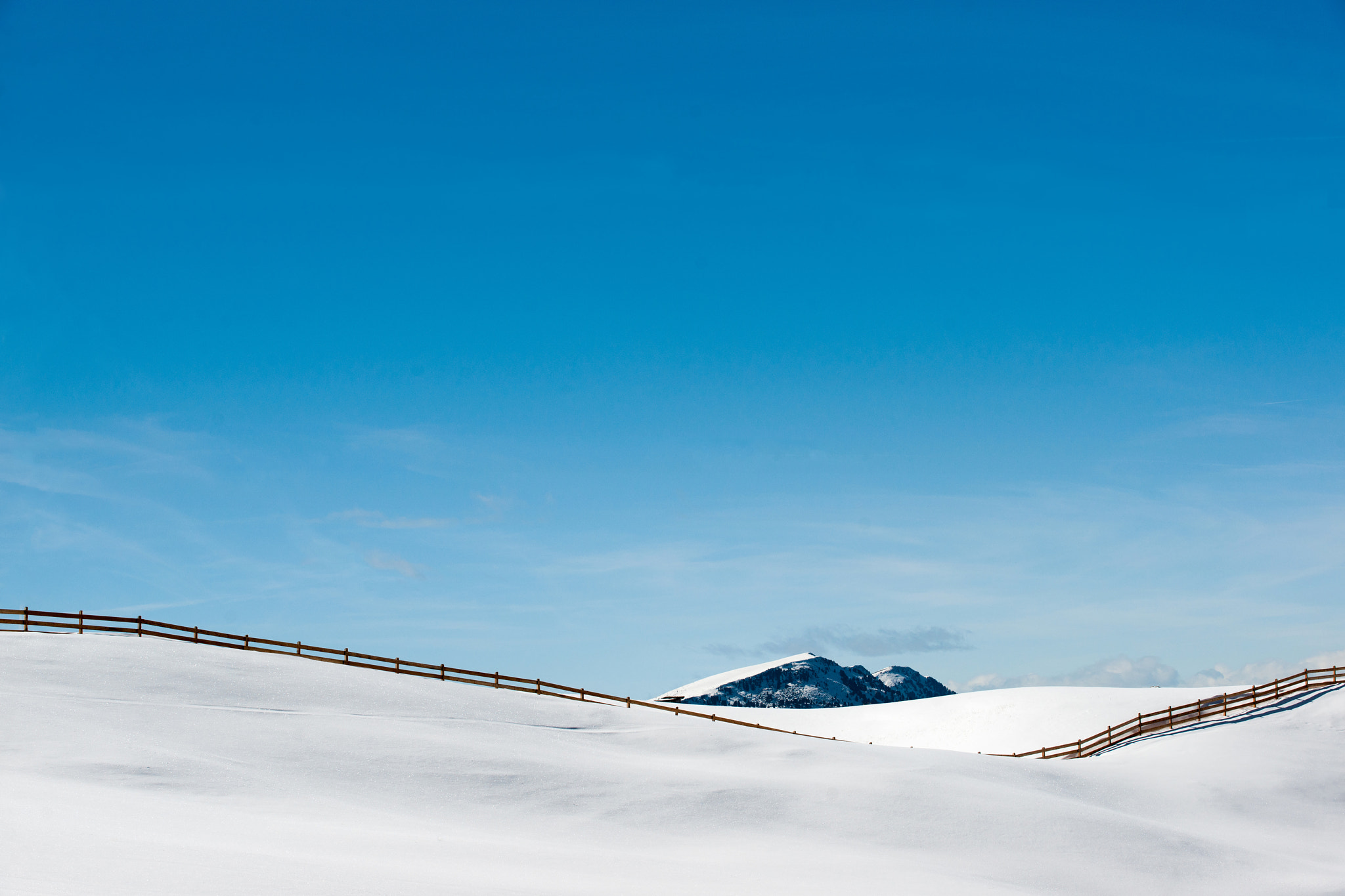 Minolta/Sony AF 70-200mm F2.8 G sample photo. Fence on snowy mountains photography