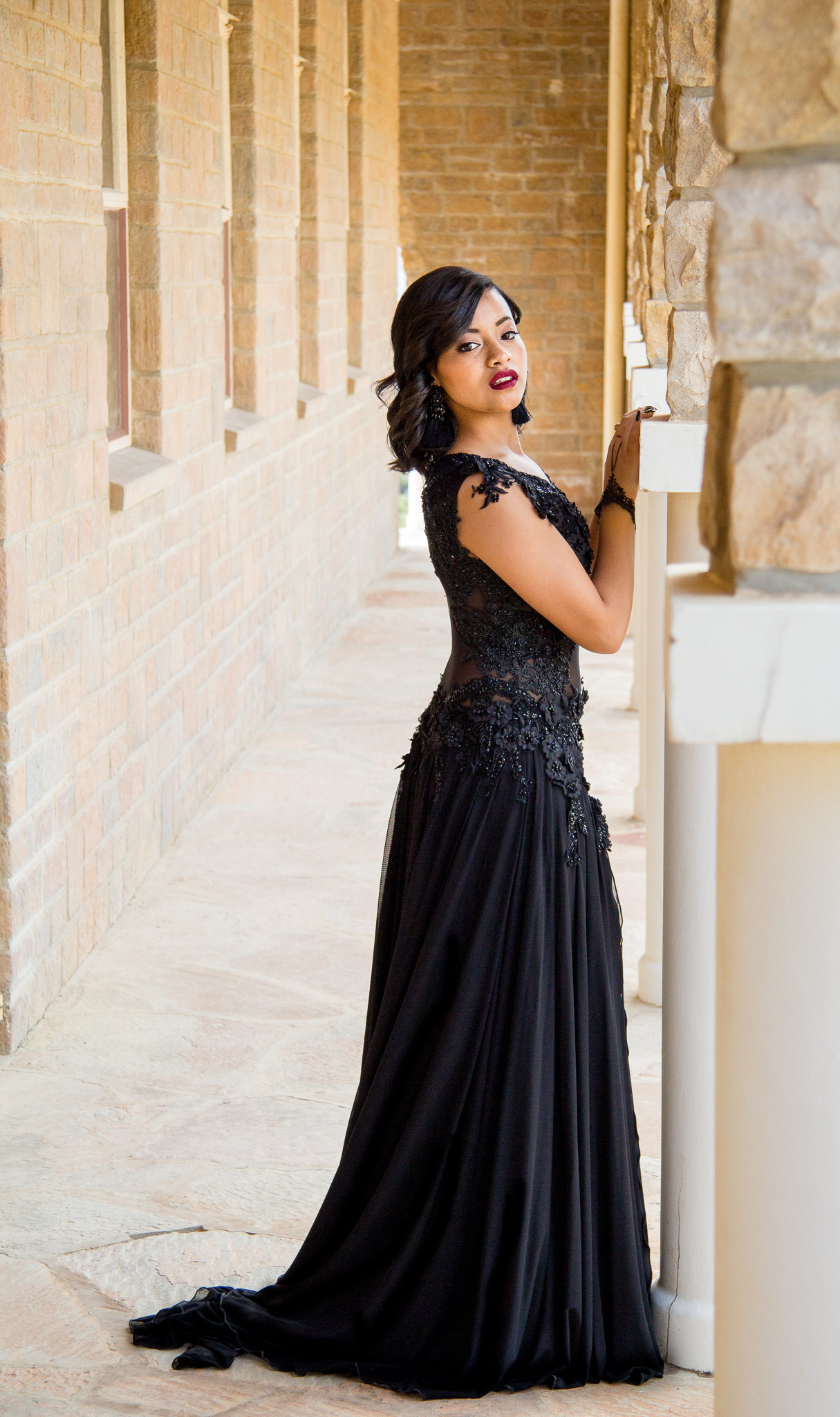 Canon EF-S 17-85mm F4-5.6 IS USM sample photo. The lady in black photography