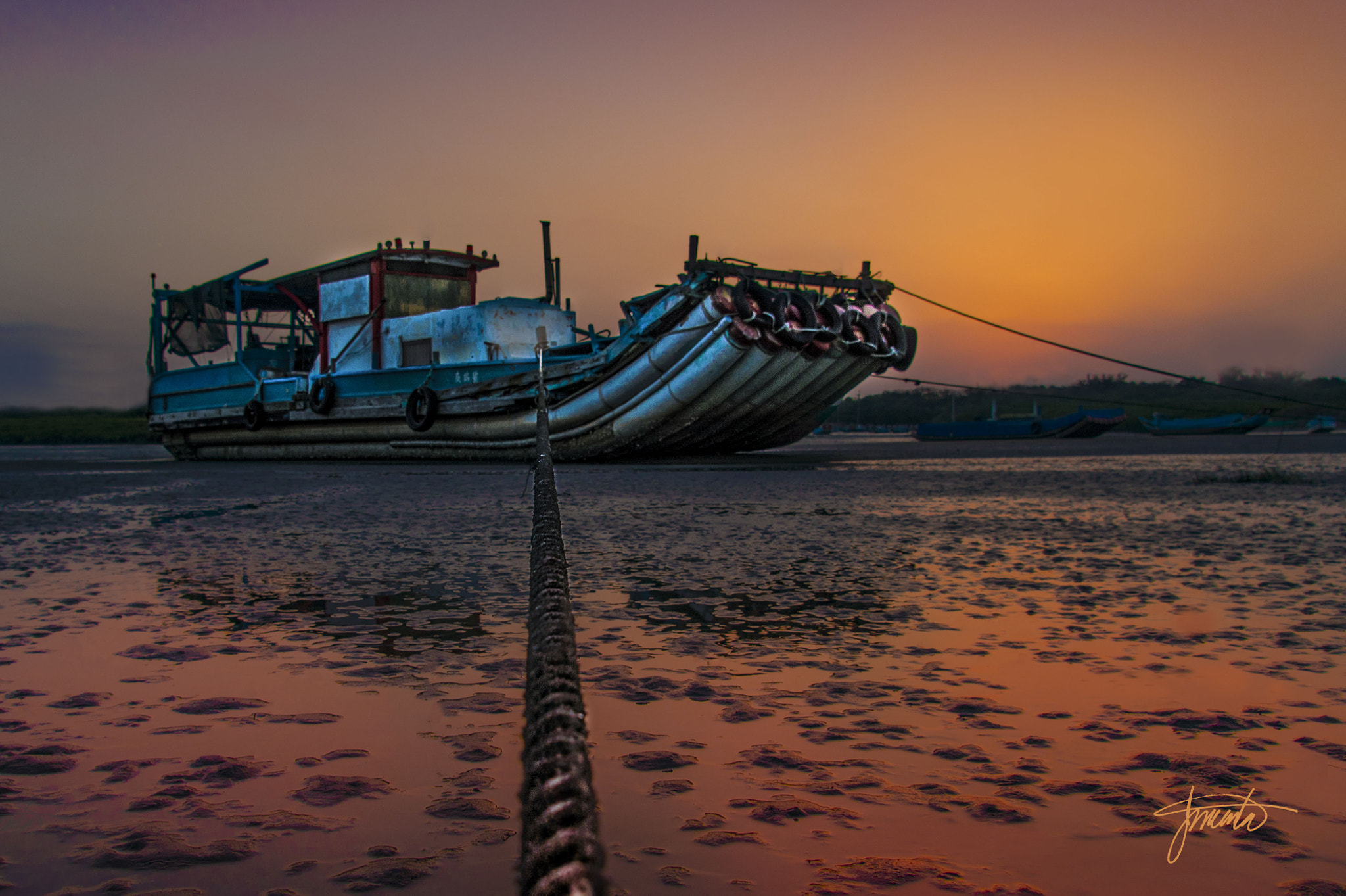 Sony DT 16-105mm F3.5-5.6 sample photo. Hazy sunset on a smoggy day photography