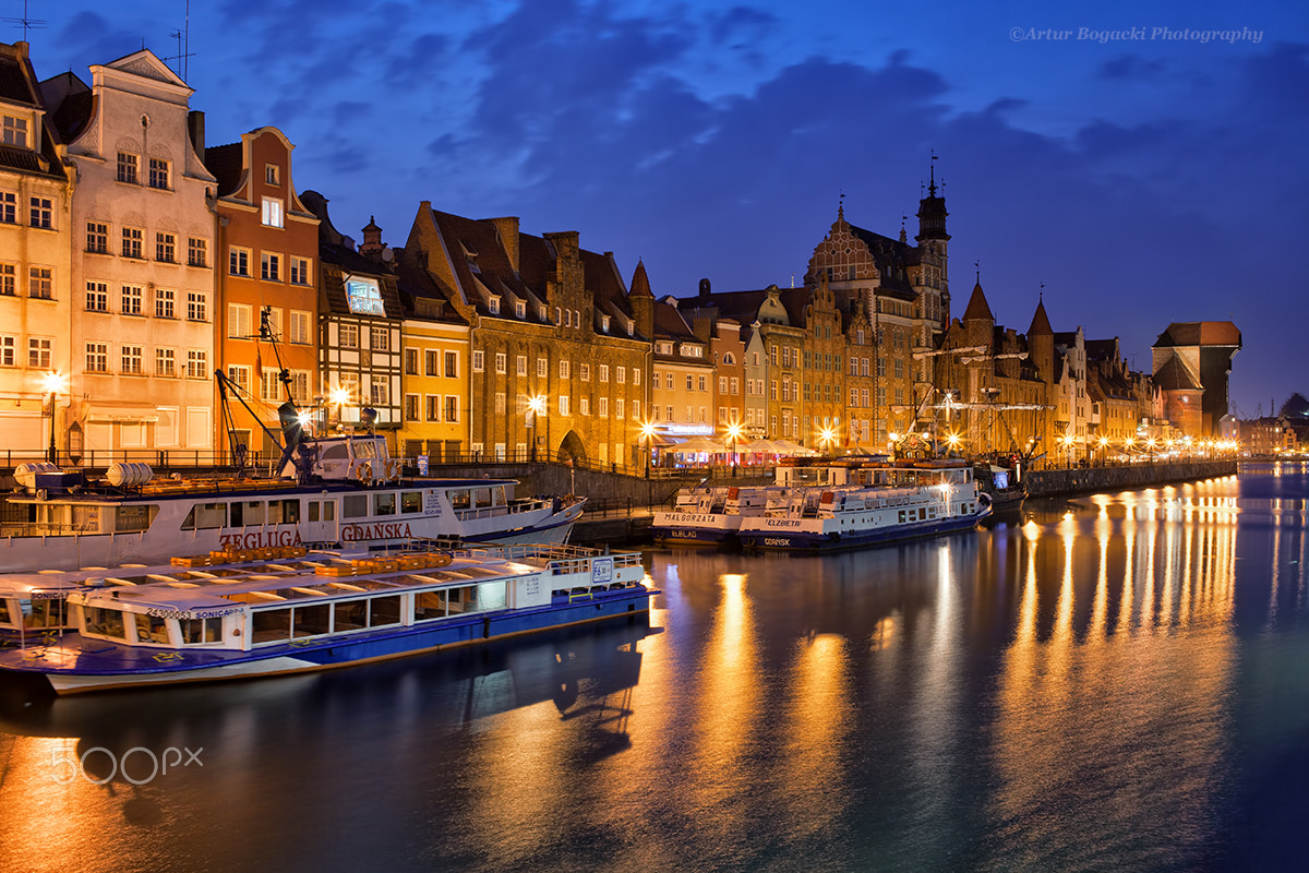 Canon EOS 5D Mark II + Canon EF 35mm F2 sample photo. Old town of gdansk by night in poland photography