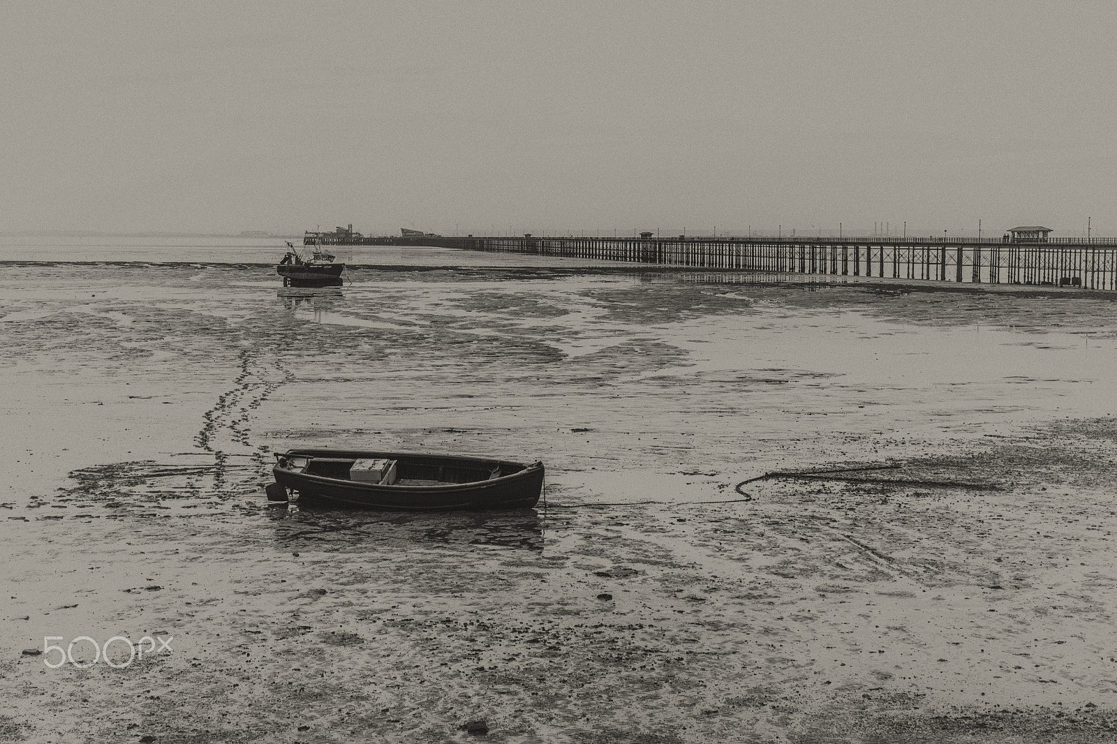 Sony a6000 + Sony FE 28-70mm F3.5-5.6 OSS sample photo. Low tide at southend pier photography