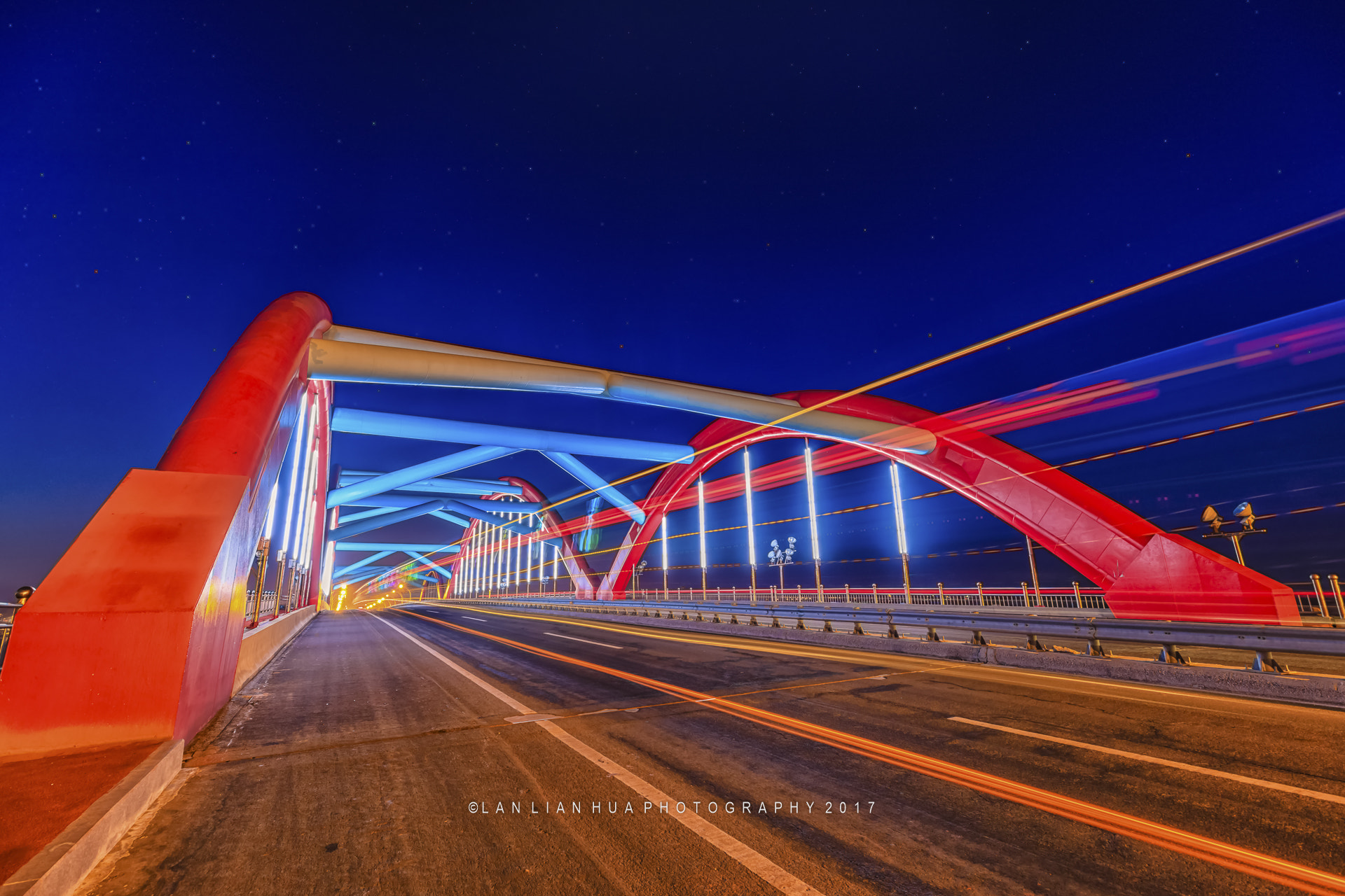 Canon EF 16-35mm F2.8L III USM sample photo. 星空下的车轨 photography