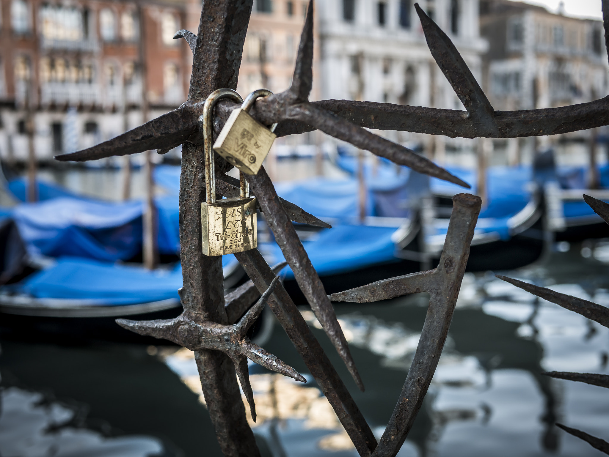 Panasonic Leica DG Summilux 25mm F1.4 II ASPH sample photo. Locked photography