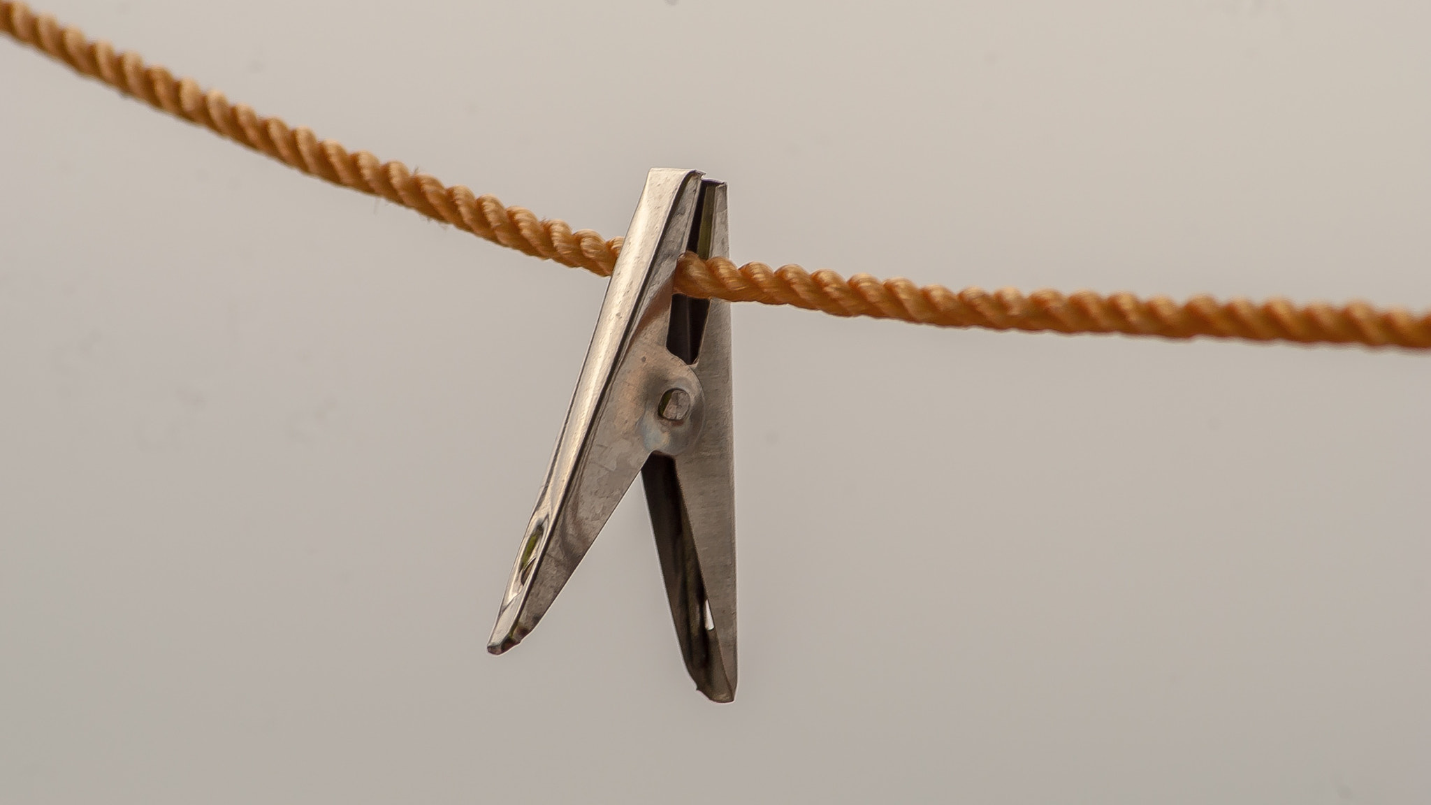 Nikon D3000 + Tamron SP 70-300mm F4-5.6 Di VC USD sample photo. Clothespin and rope photography