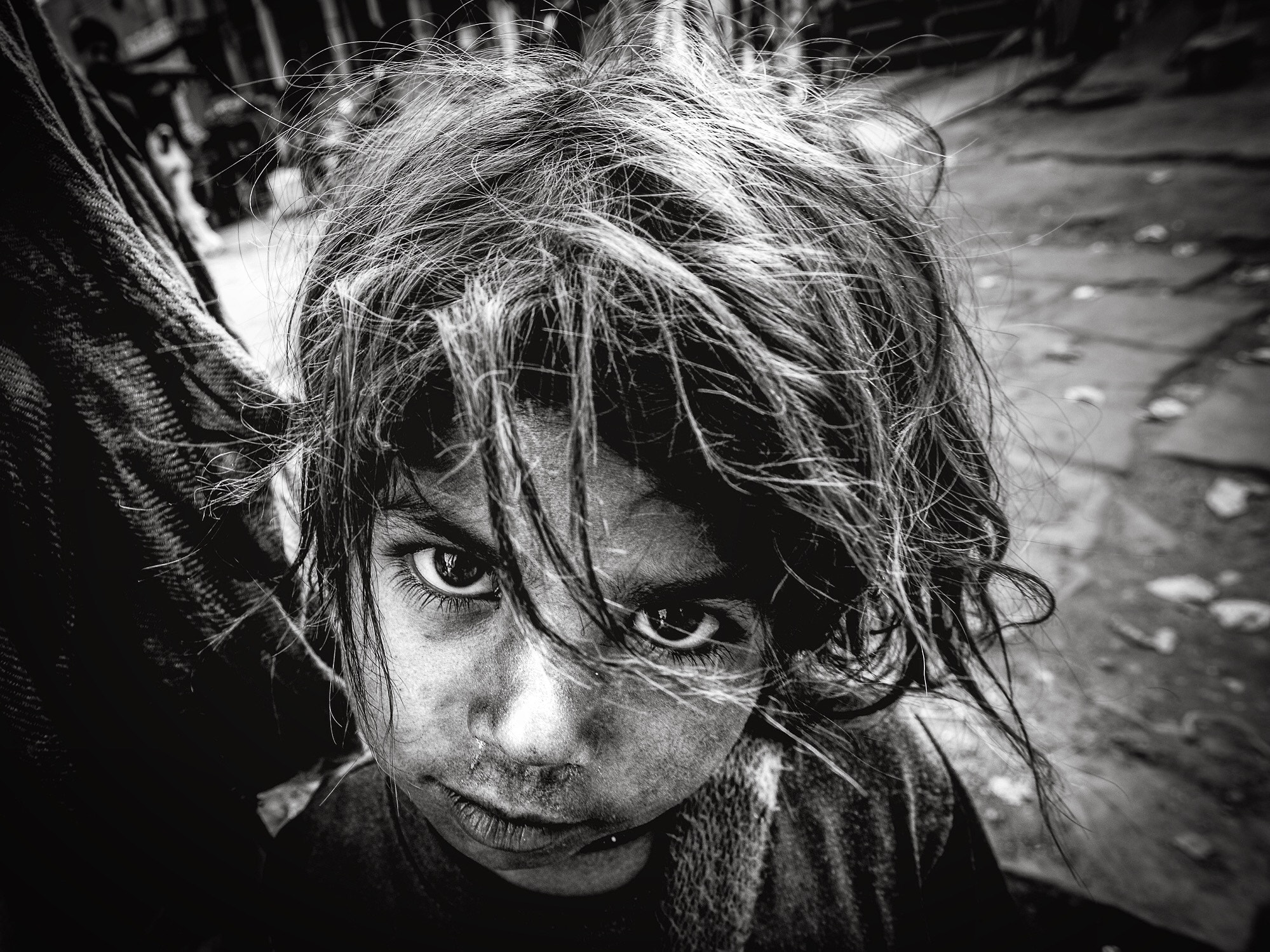 ZEISS Batis 18mm F2.8 sample photo. At jodhpur in india. a cute boy met in a street! was again a fantastic in this magic country photography