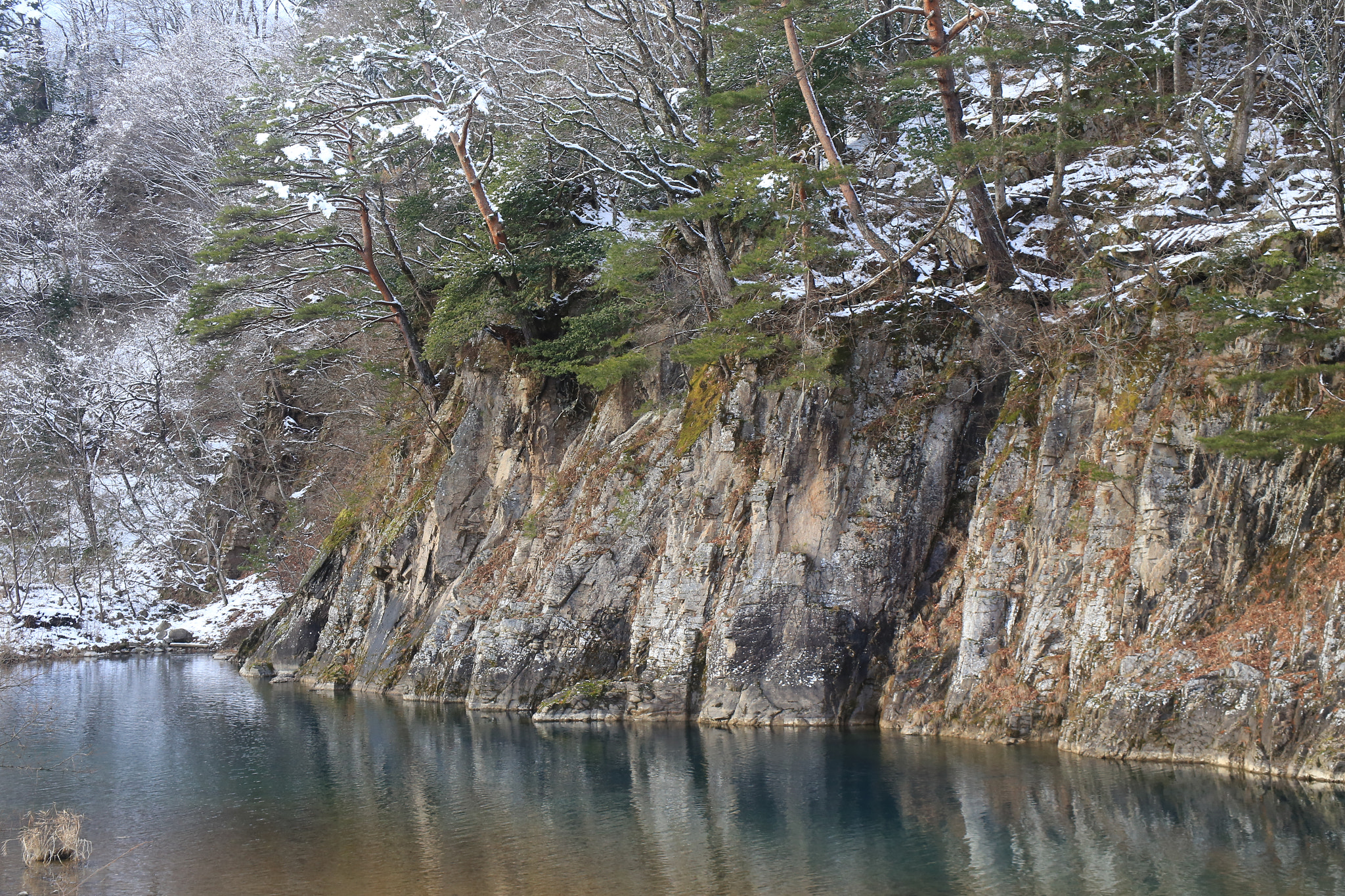 Canon EF 28-105mm f/3.5-4.5 USM sample photo. Rocks on the river photography