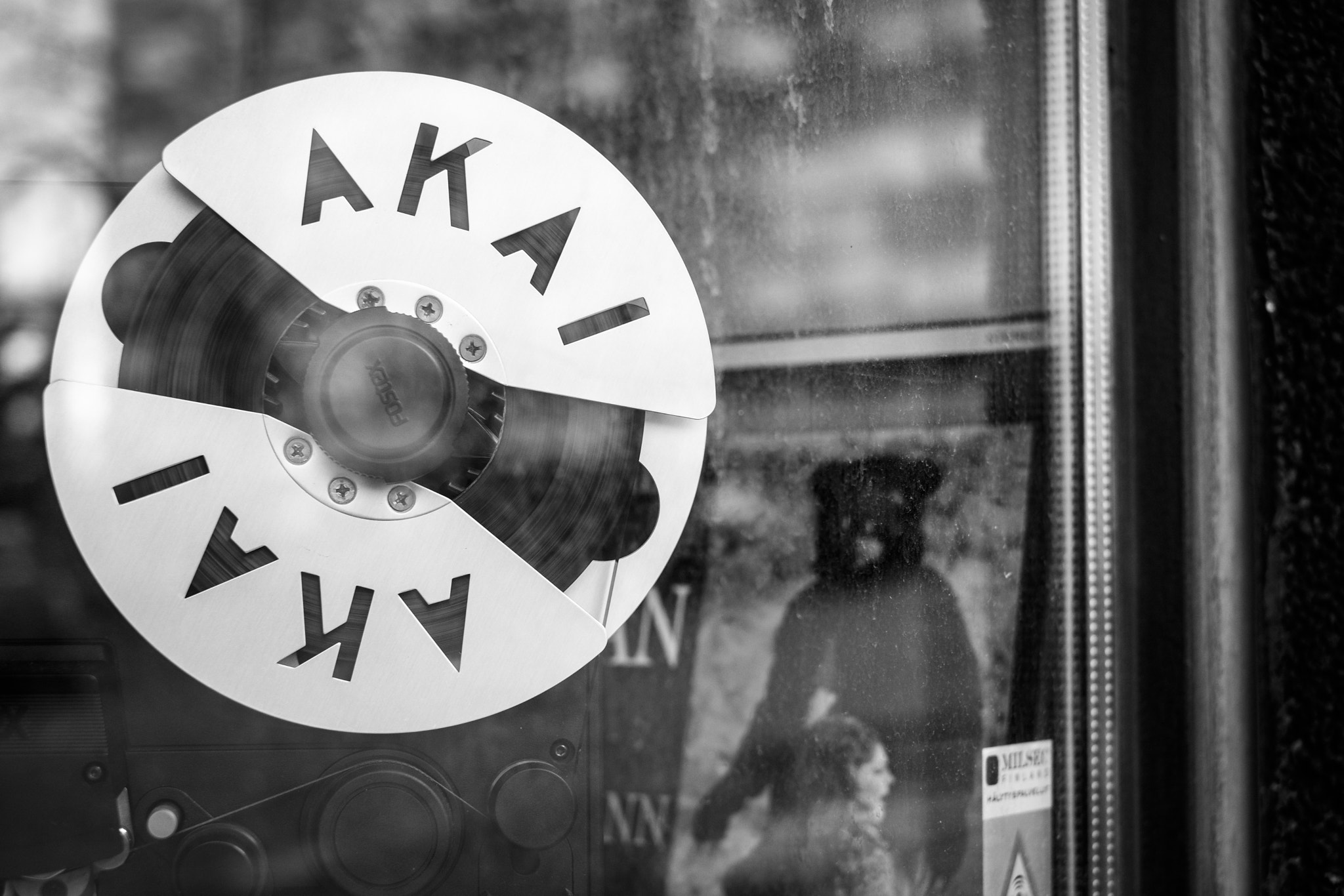 Fujifilm X-T2 + Fujifilm XF 35mm F1.4 R sample photo. Old stuff on window photography