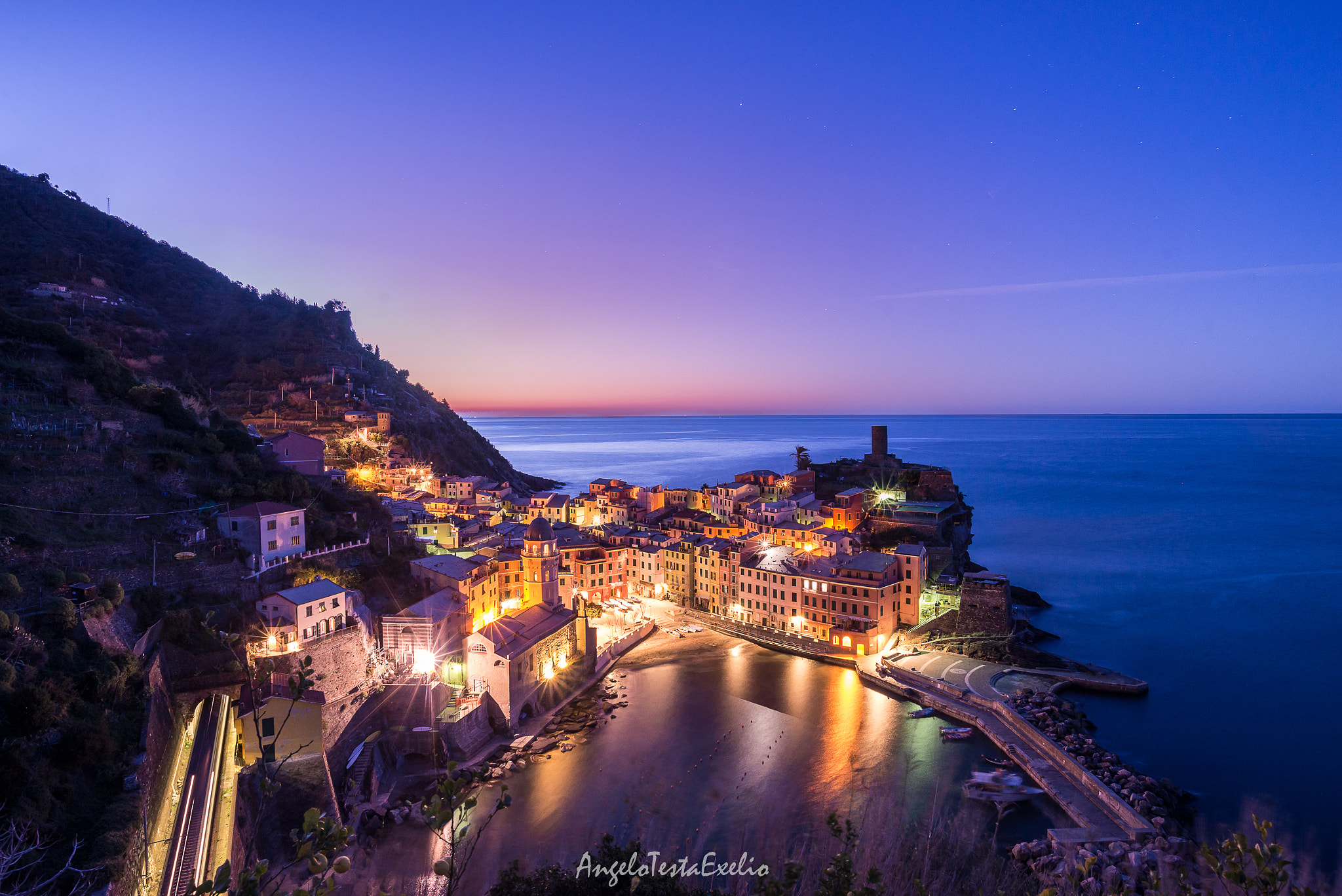 Nikon D610 + Nikon AF-S Nikkor 20mm F1.8G ED sample photo. Vernazza - sunset photography