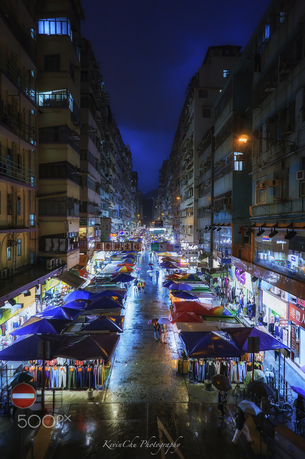 Sony a5100 + Sony E 16mm F2.8 sample photo. Night market in hong kong photography