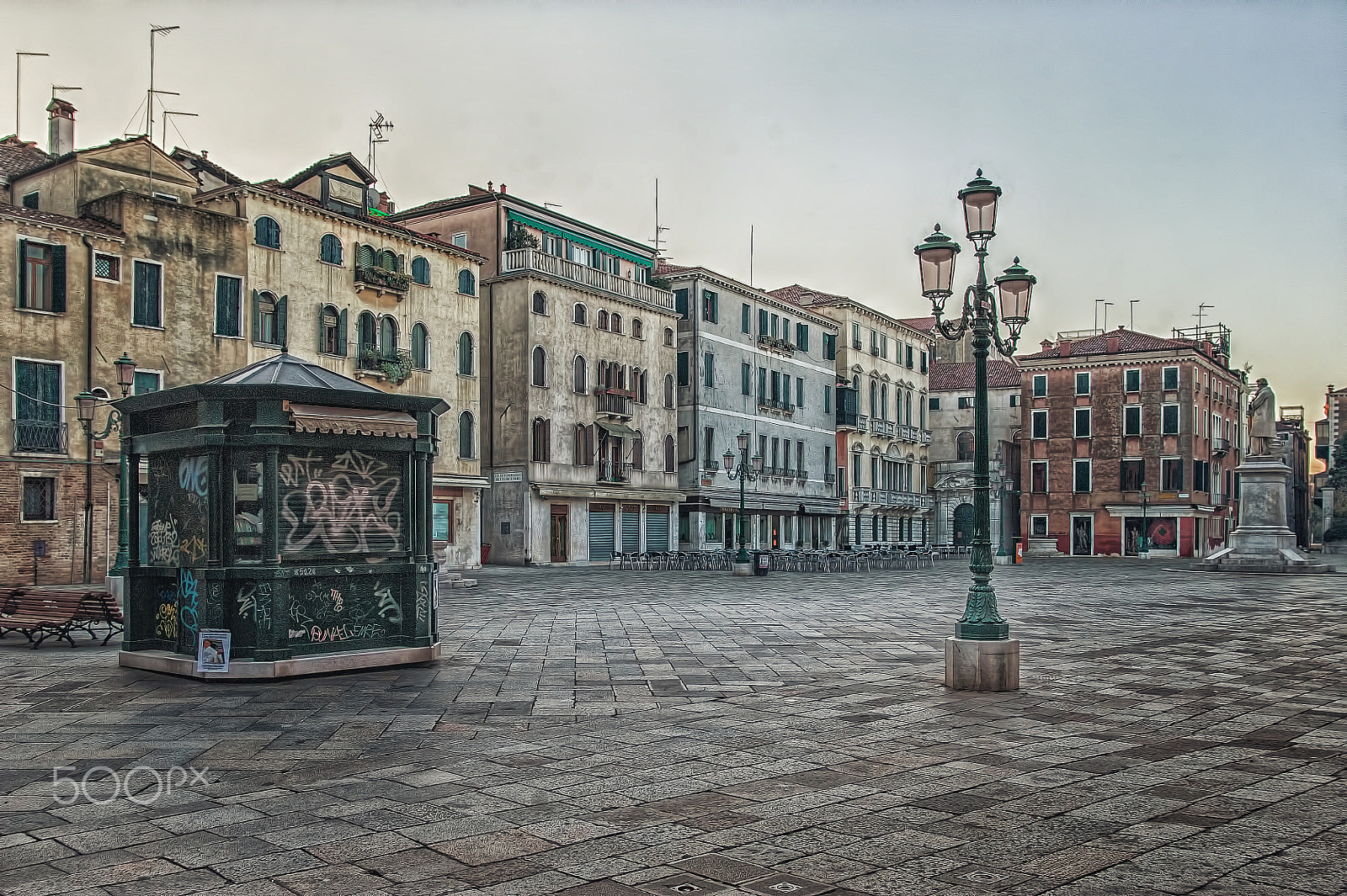 Nikon D700 + Sigma 17-35mm F2.8-4 EX DG  Aspherical HSM sample photo. Venice market square photography