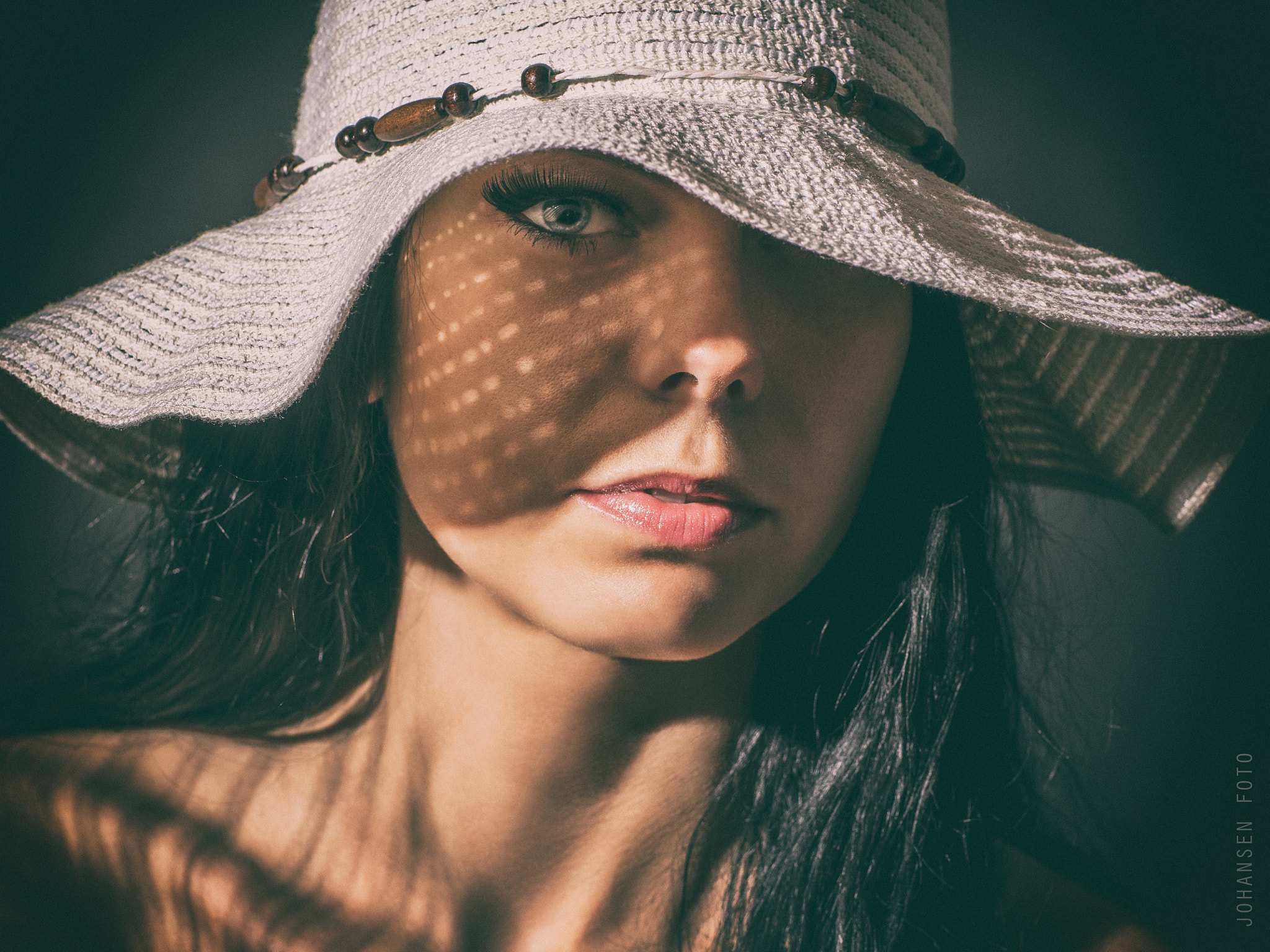 Canon EF 85mm F1.2L II USM sample photo. Summer shadow photography