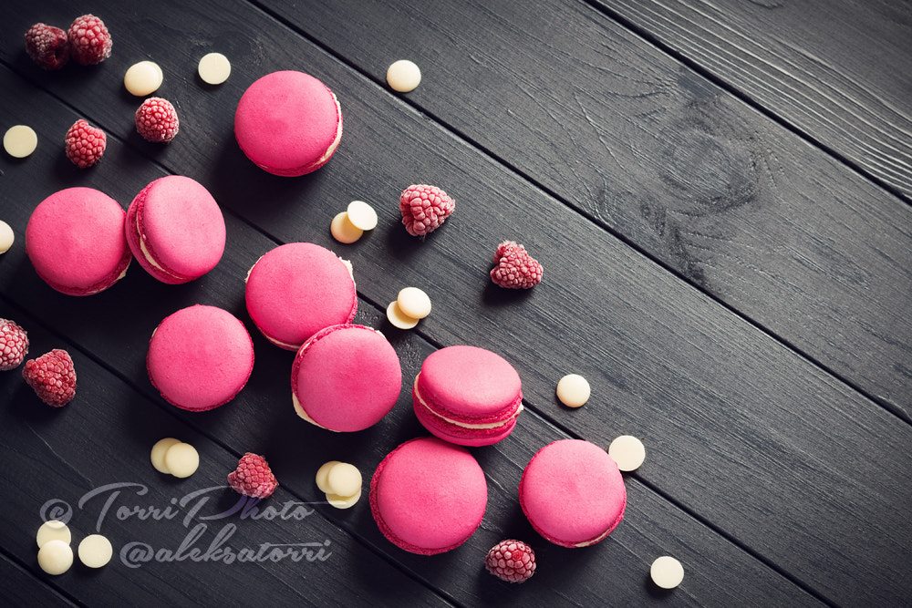 Canon EOS 650D (EOS Rebel T4i / EOS Kiss X6i) + Canon EF 50mm F1.4 USM sample photo. Raspberry macaroons on black wooden background photography