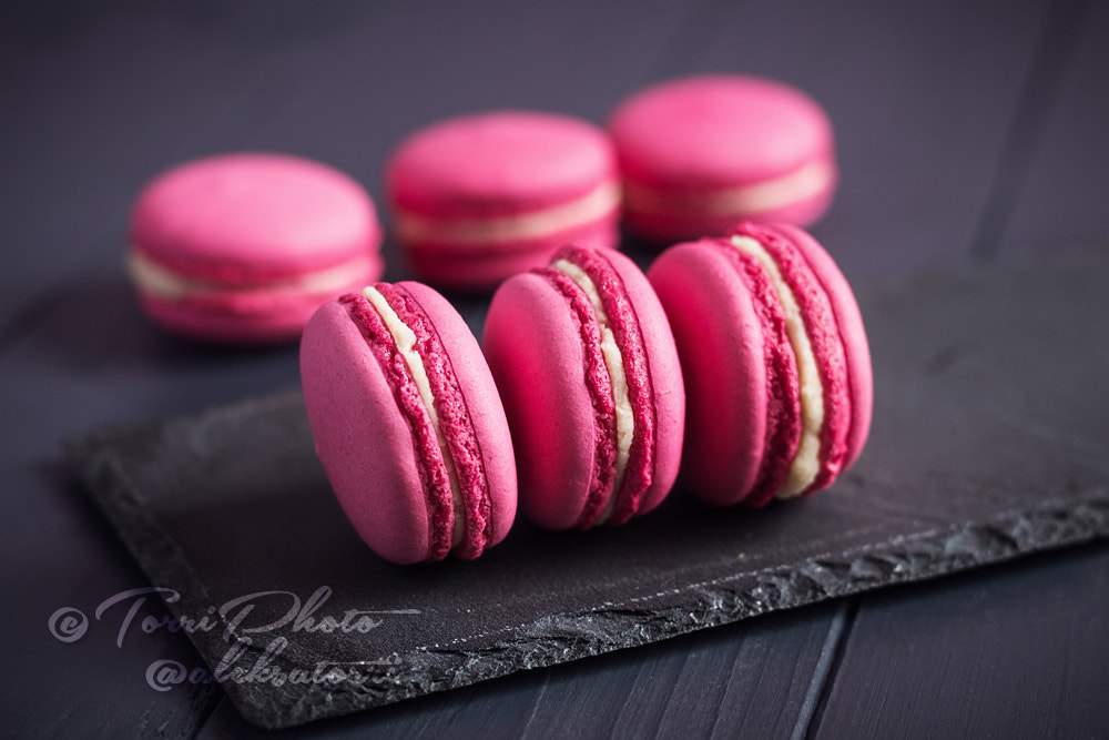 Canon EOS 650D (EOS Rebel T4i / EOS Kiss X6i) + Canon EF 50mm F1.4 USM sample photo. Pink raspberry macaroons on black background photography