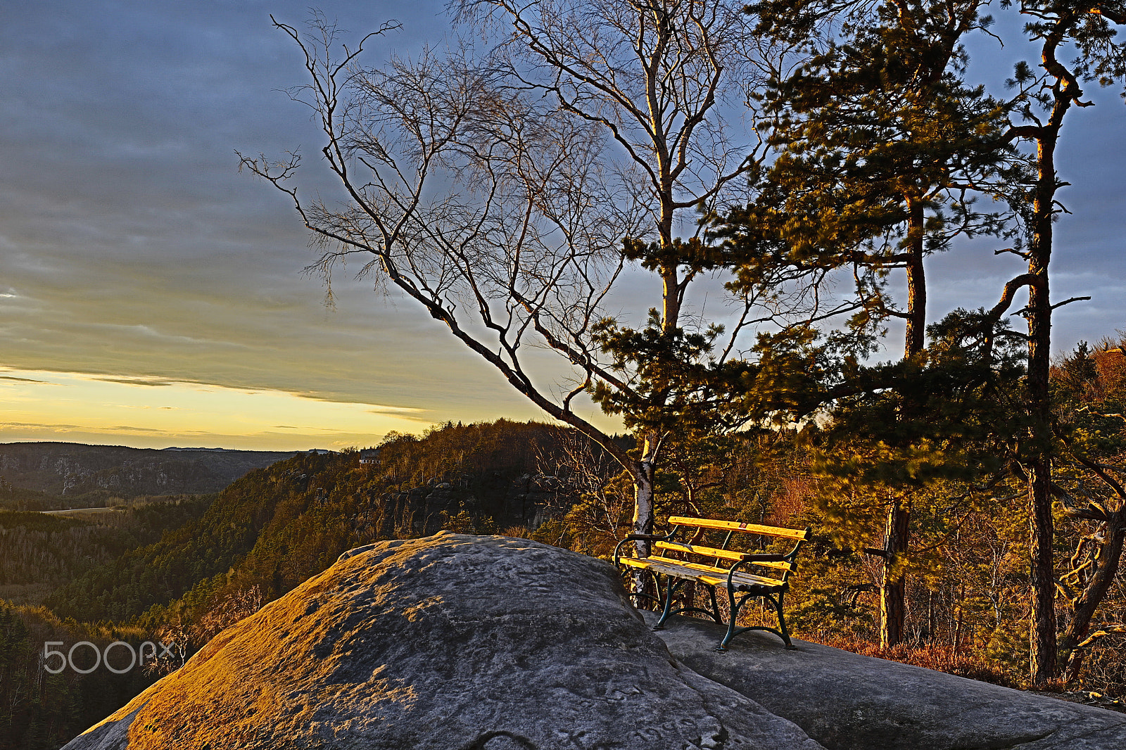 Canon EF 16-35mm F4L IS USM sample photo. Little bench in the last sunrays photography