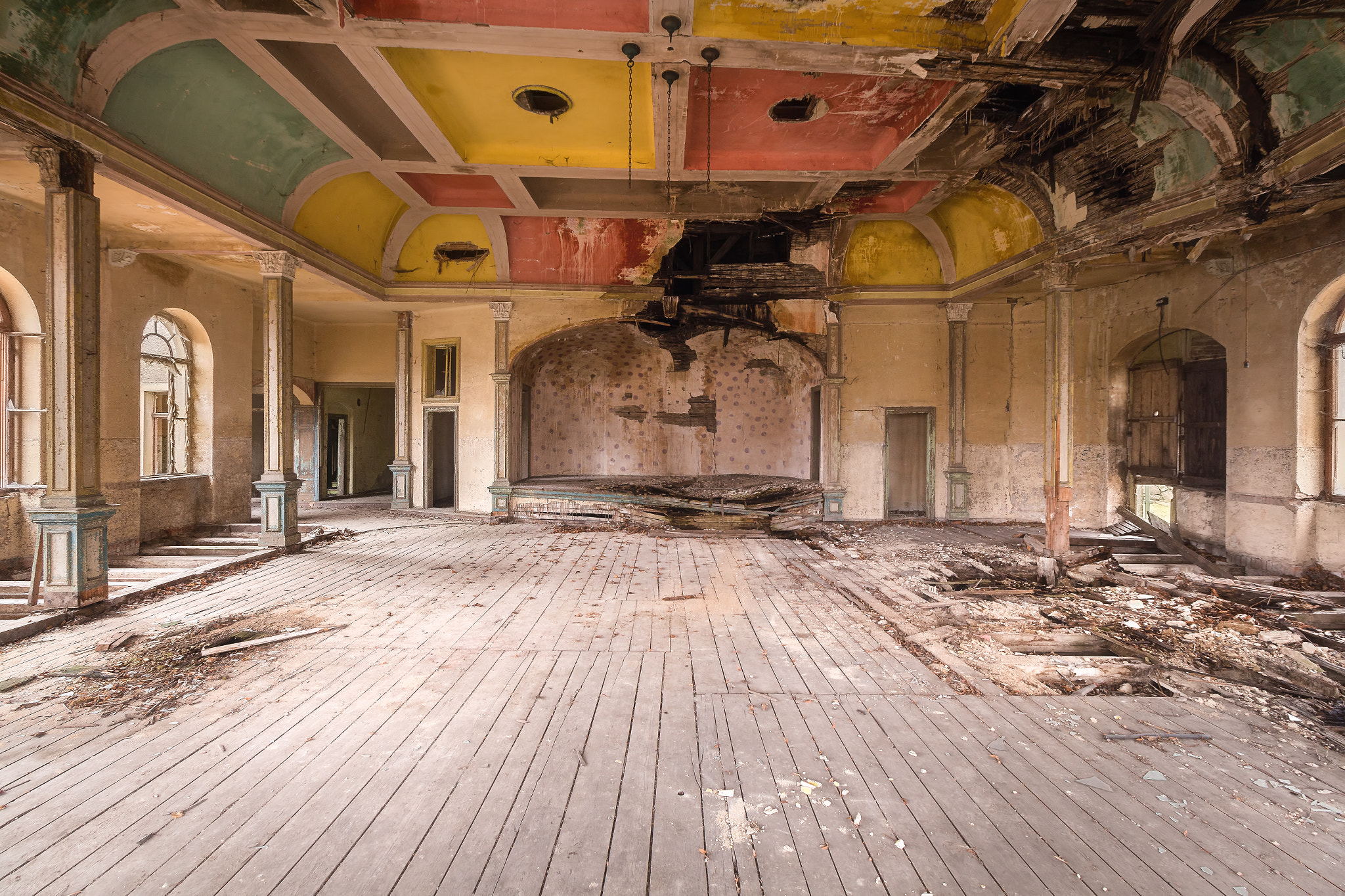 Canon EOS 650D (EOS Rebel T4i / EOS Kiss X6i) sample photo. Abandoned ballroom. photography