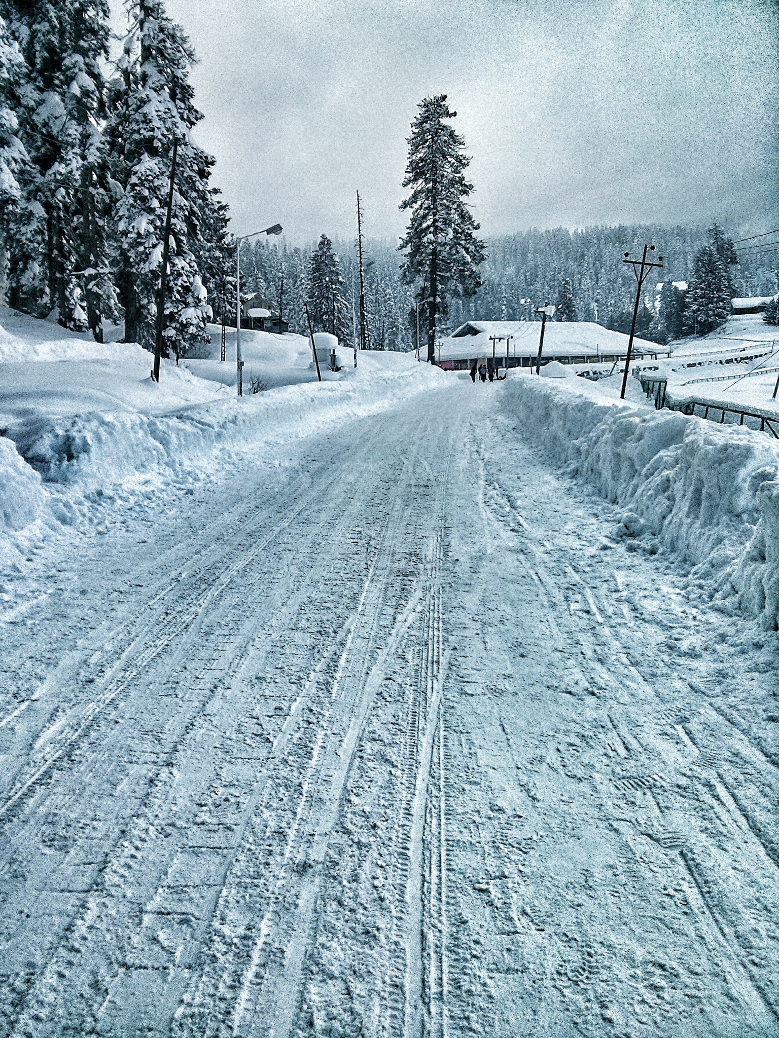 LG Nexus 4 sample photo. Lonely road photography