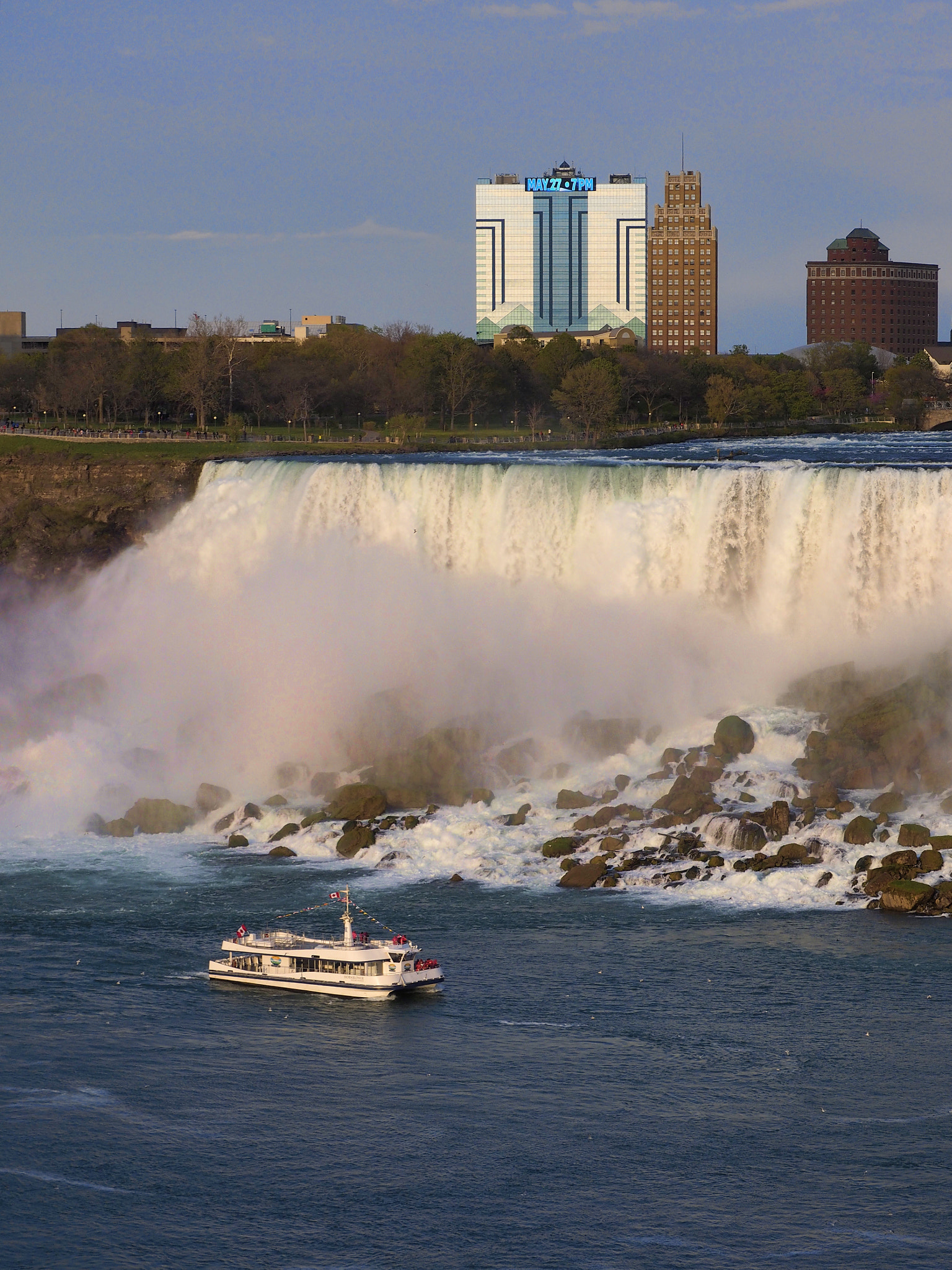 Olympus OM-D E-M1 sample photo. Niagra town and falls in canada photography