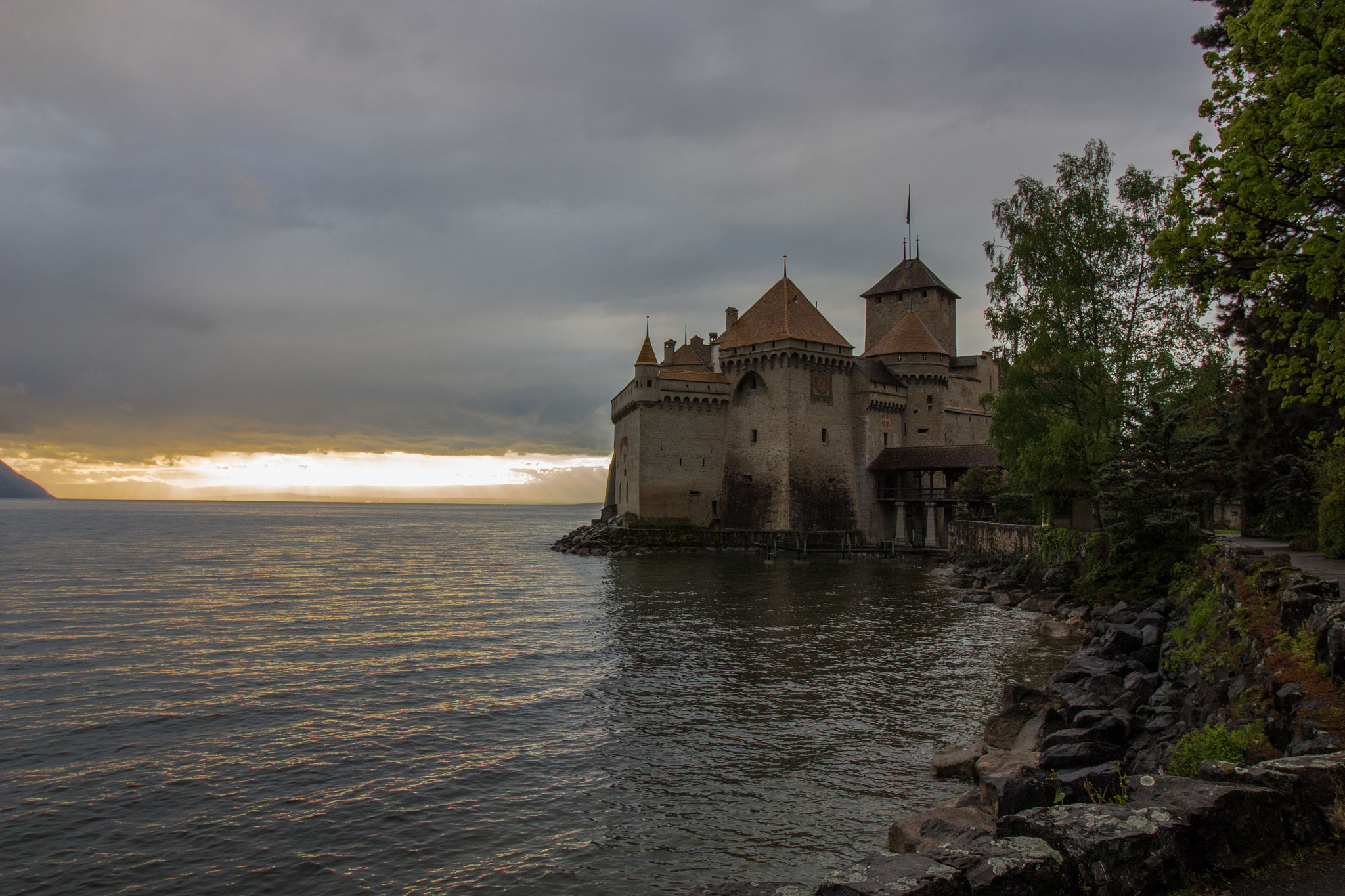 Canon EOS 100D (EOS Rebel SL1 / EOS Kiss X7) sample photo. Chateau de chillon. sunset photography