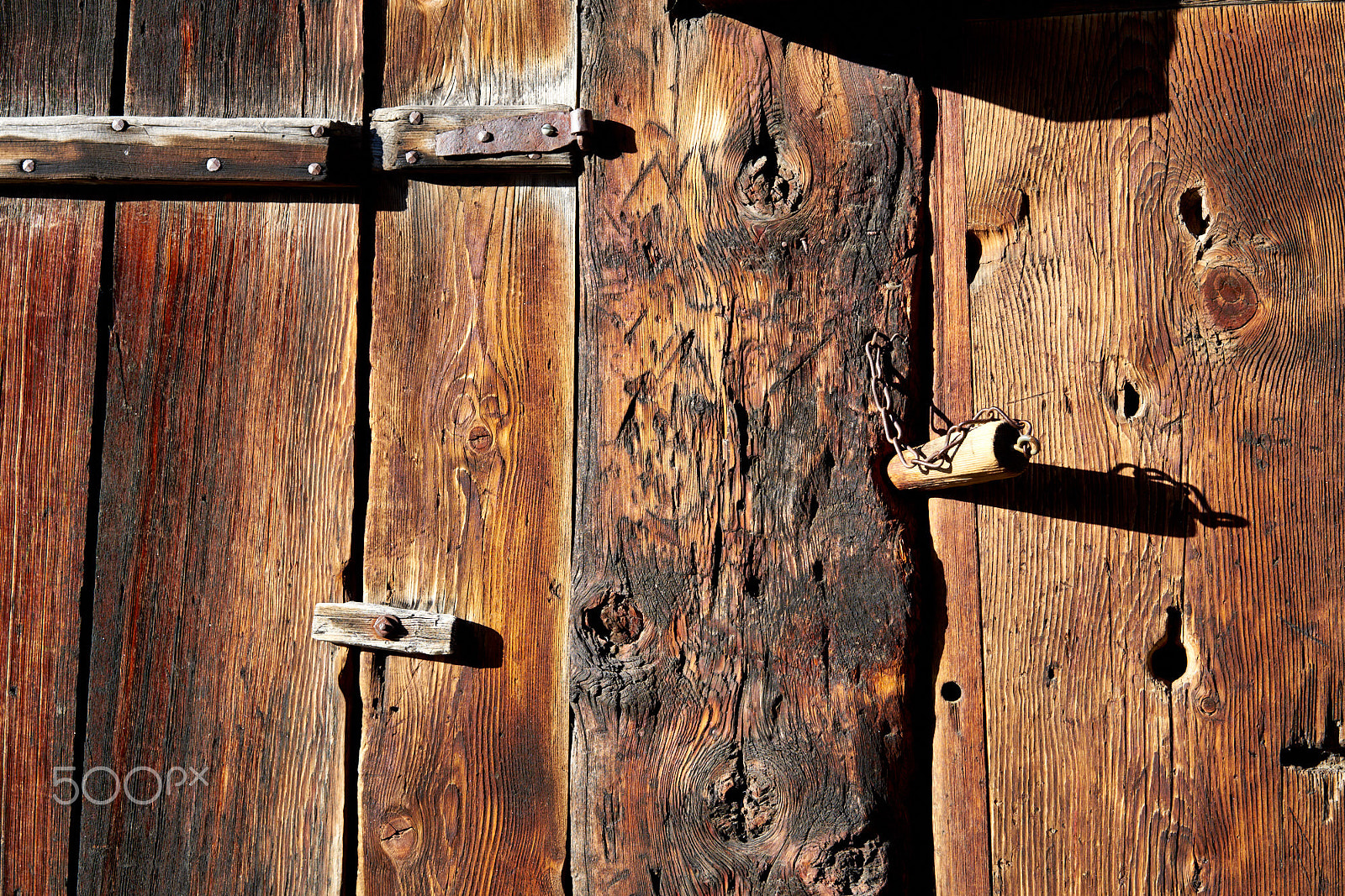 Sony Sonnar T* FE 55mm F1.8 ZA sample photo. The wooden door photography