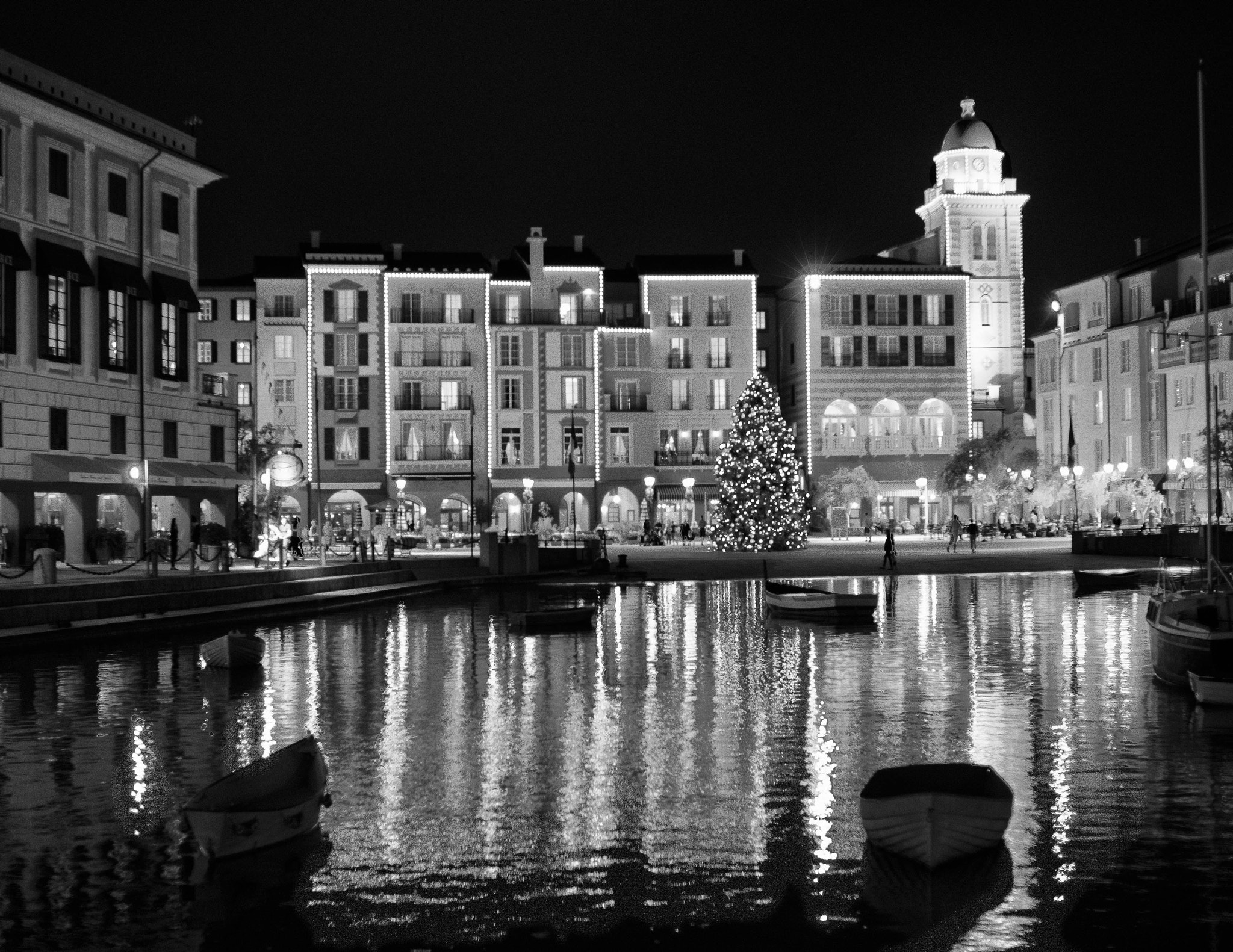 Canon EOS 7D Mark II + Sigma 30mm F1.4 EX DC HSM sample photo. Portafino at night photography