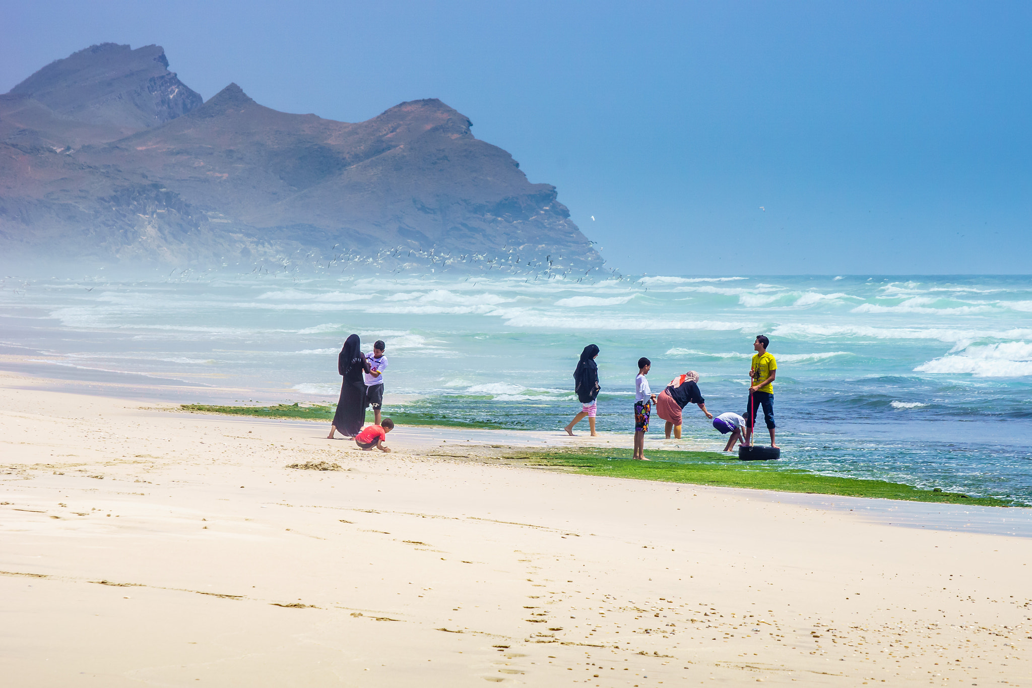 Sony ILCA-77M2 + Tamron 80-300mm F3.5-6.3 sample photo. A family on the beach photography