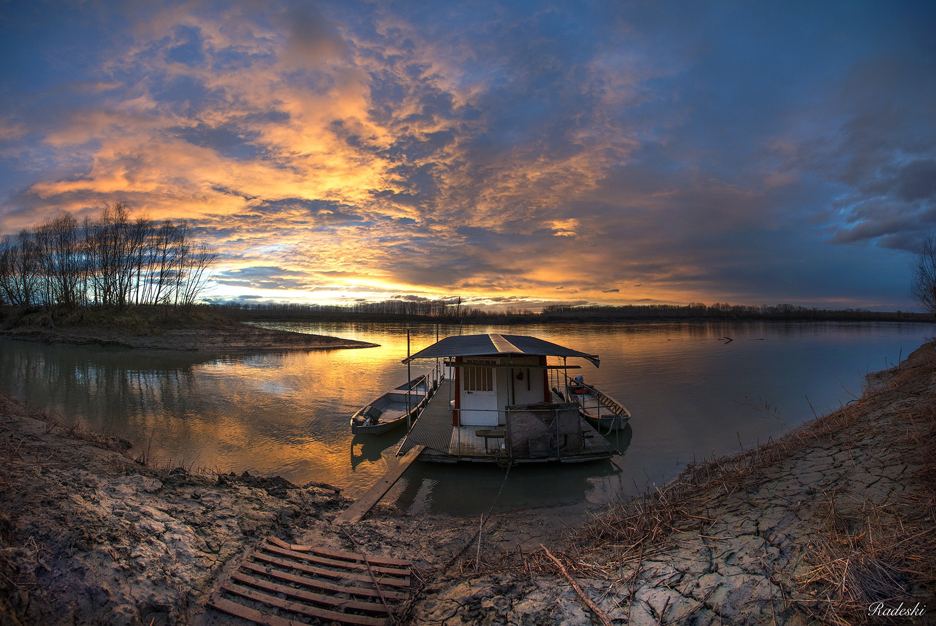 Nikon AF Nikkor 14mm F2.8D ED sample photo. Italy sunset on the river po photography