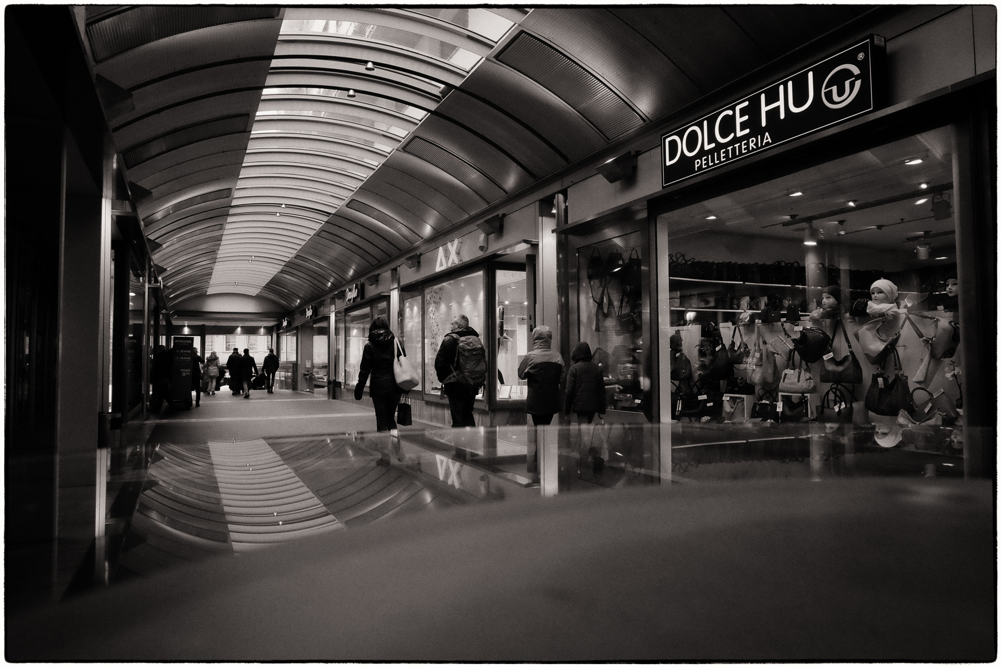 Fujifilm XC 16-50mm F3.5-5.6 OIS sample photo. Bozen passage spiegelung photography
