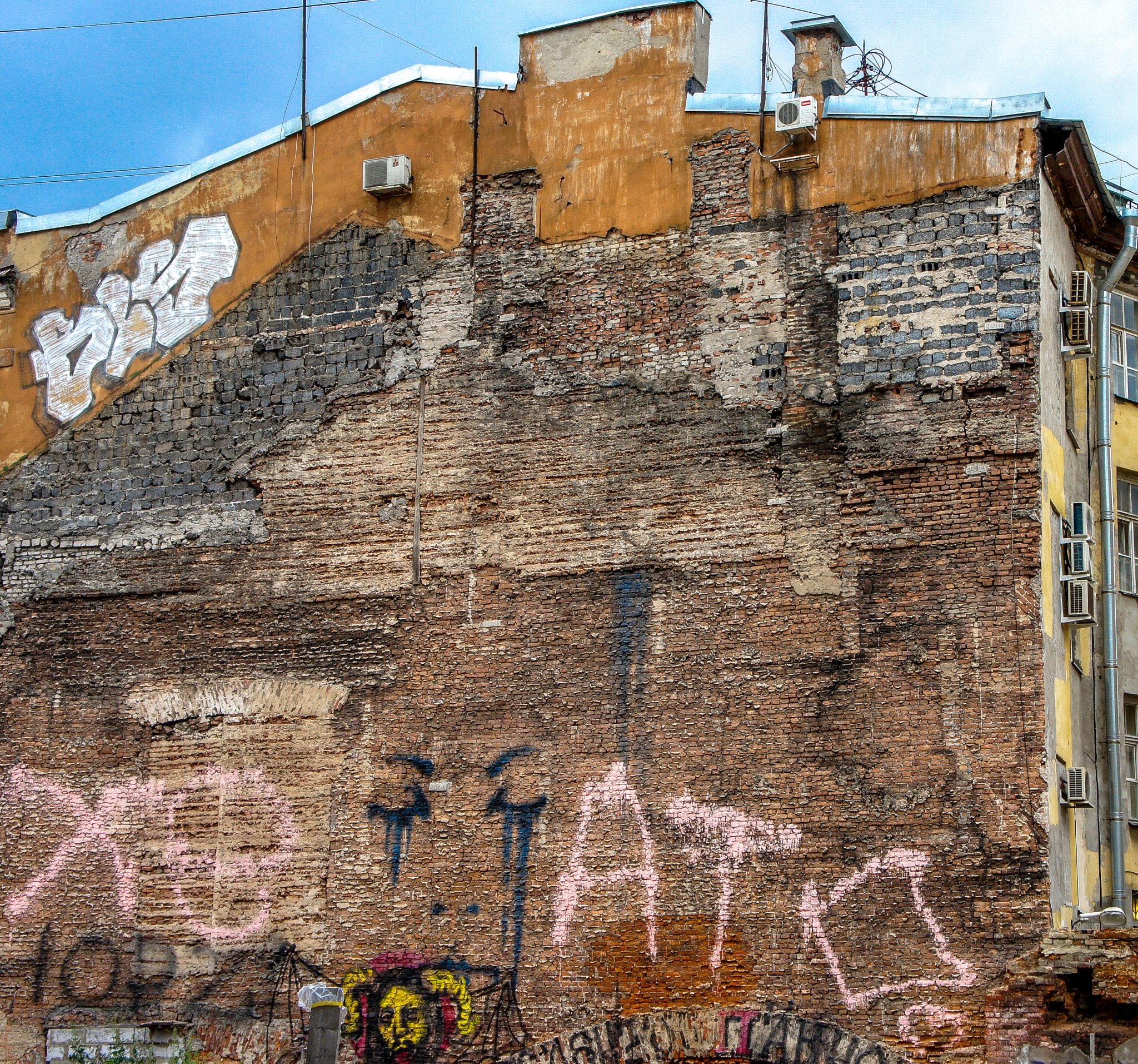 Sony Alpha NEX-3 + Sony E 18-55mm F3.5-5.6 OSS sample photo. Tears of old walls photography