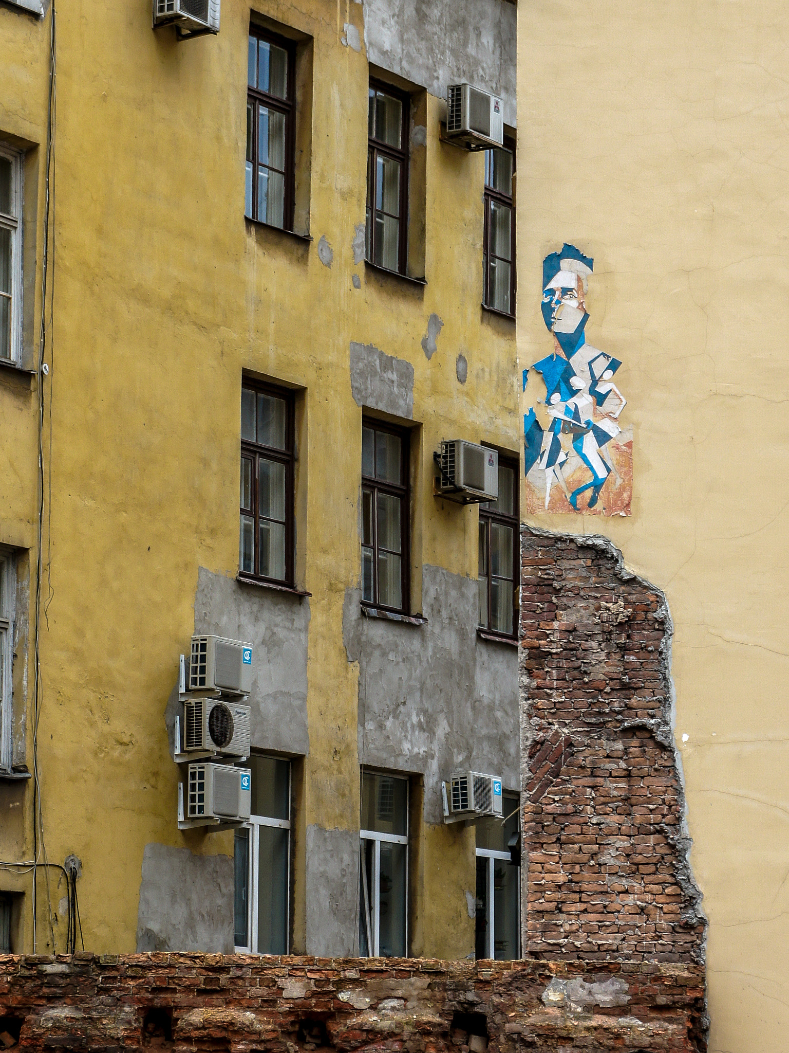 Sony Alpha NEX-3 + Sony E 18-55mm F3.5-5.6 OSS sample photo. Old building street art photography