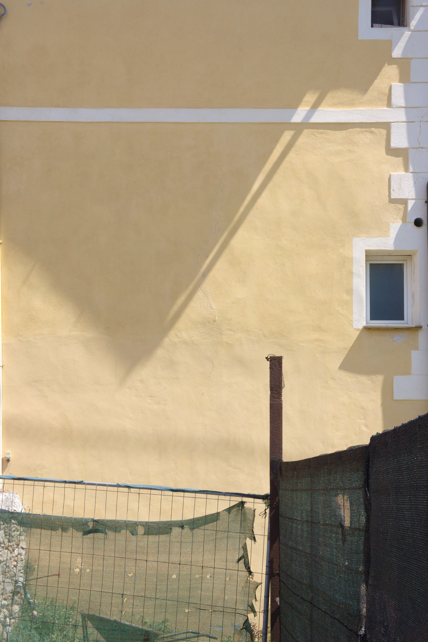 Tamron 18-200mm F3.5-6.3 Di III VC sample photo. Sunny wall photography