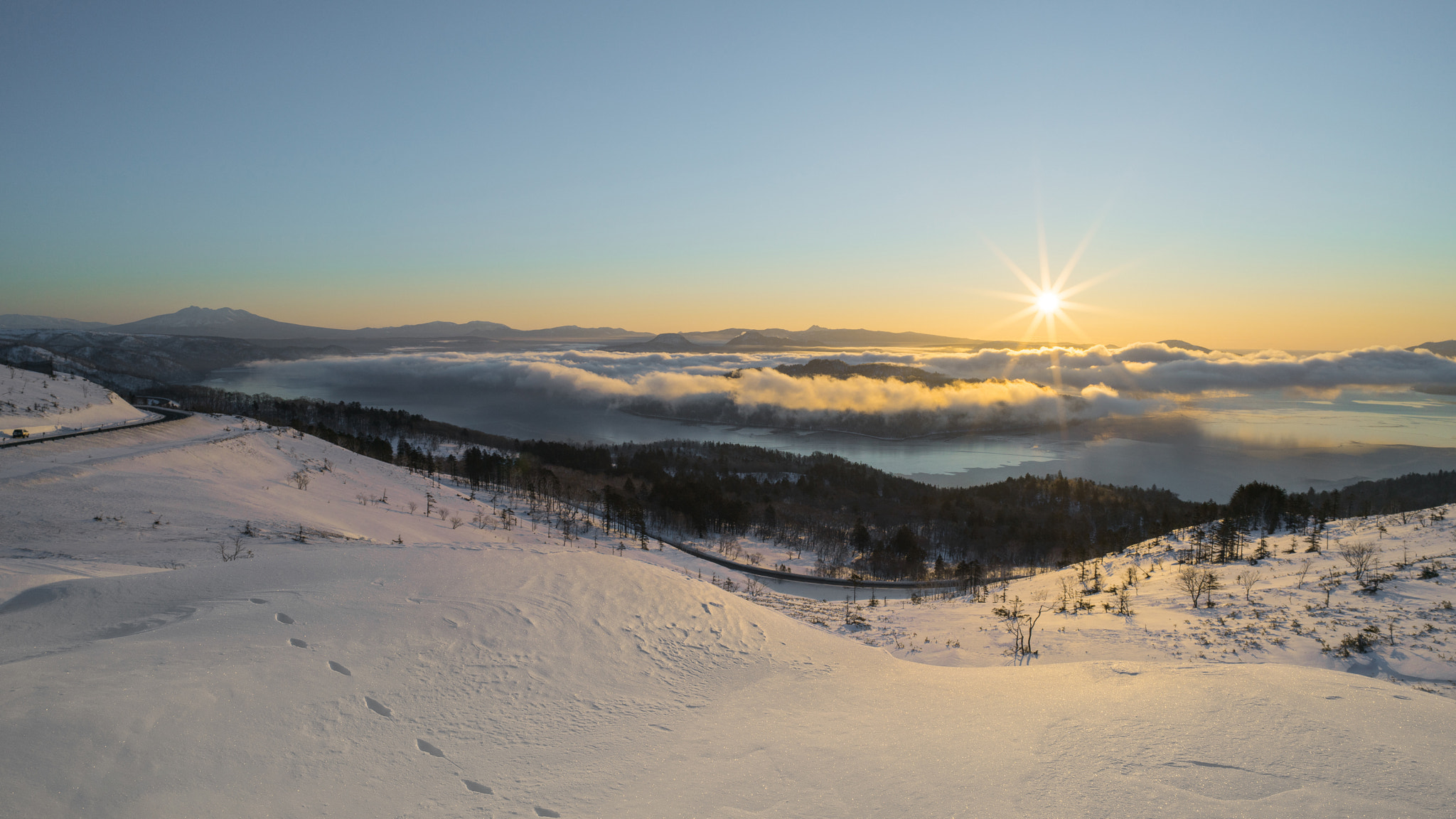 E 21mm F2.8 sample photo. 屈斜路湖の朝 photography