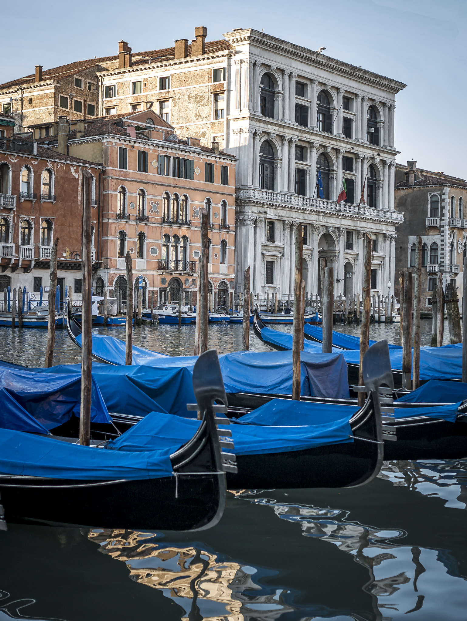 Panasonic Lumix DMC-G85 (Lumix DMC-G80) sample photo. Gondolas photography