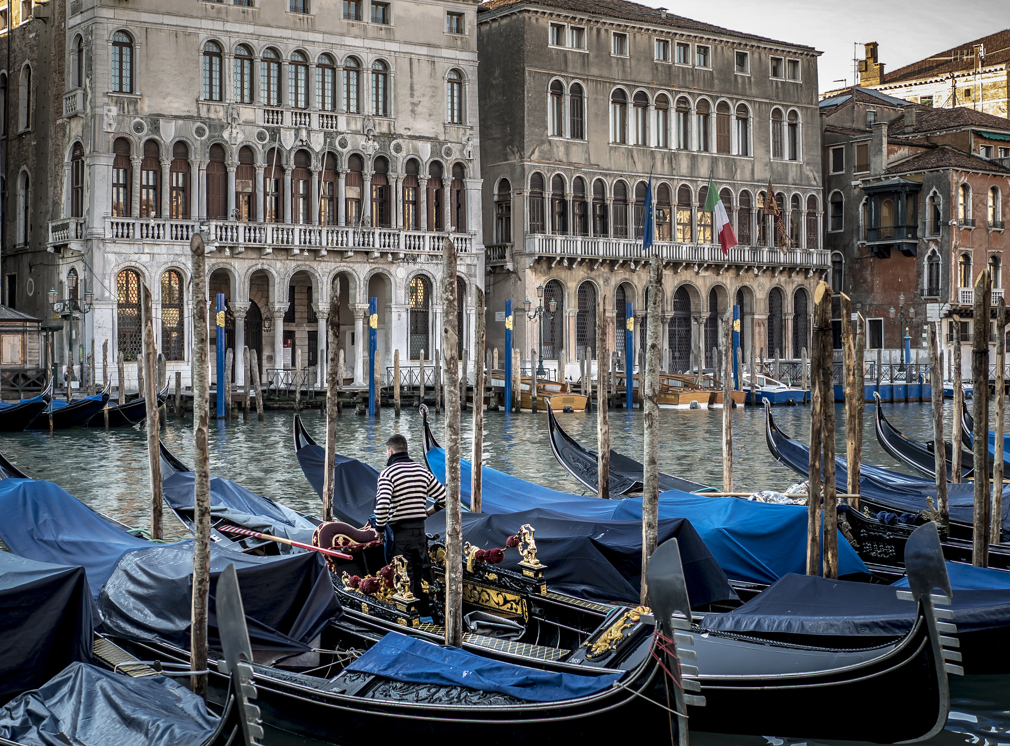 Panasonic Lumix DMC-G85 (Lumix DMC-G80) sample photo. Gondolas on canal grande photography