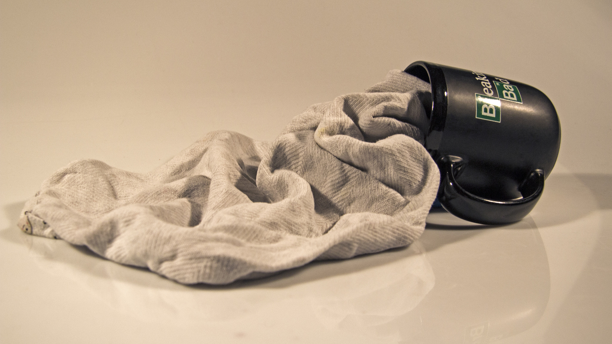 Canon EF-S 17-85mm F4-5.6 IS USM sample photo. Towel spilling out of mug photography