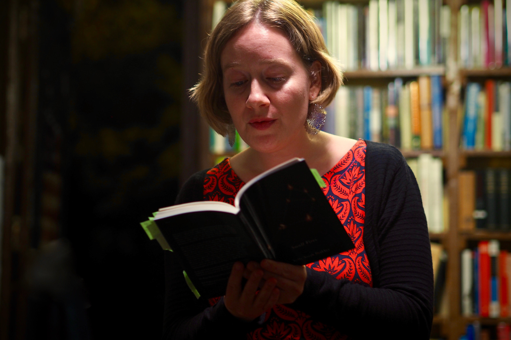 Olympus OM-D E-M5 II + Olympus M.Zuiko Digital 45mm F1.8 sample photo. Kelly norah drukker reading from "small fires" photography