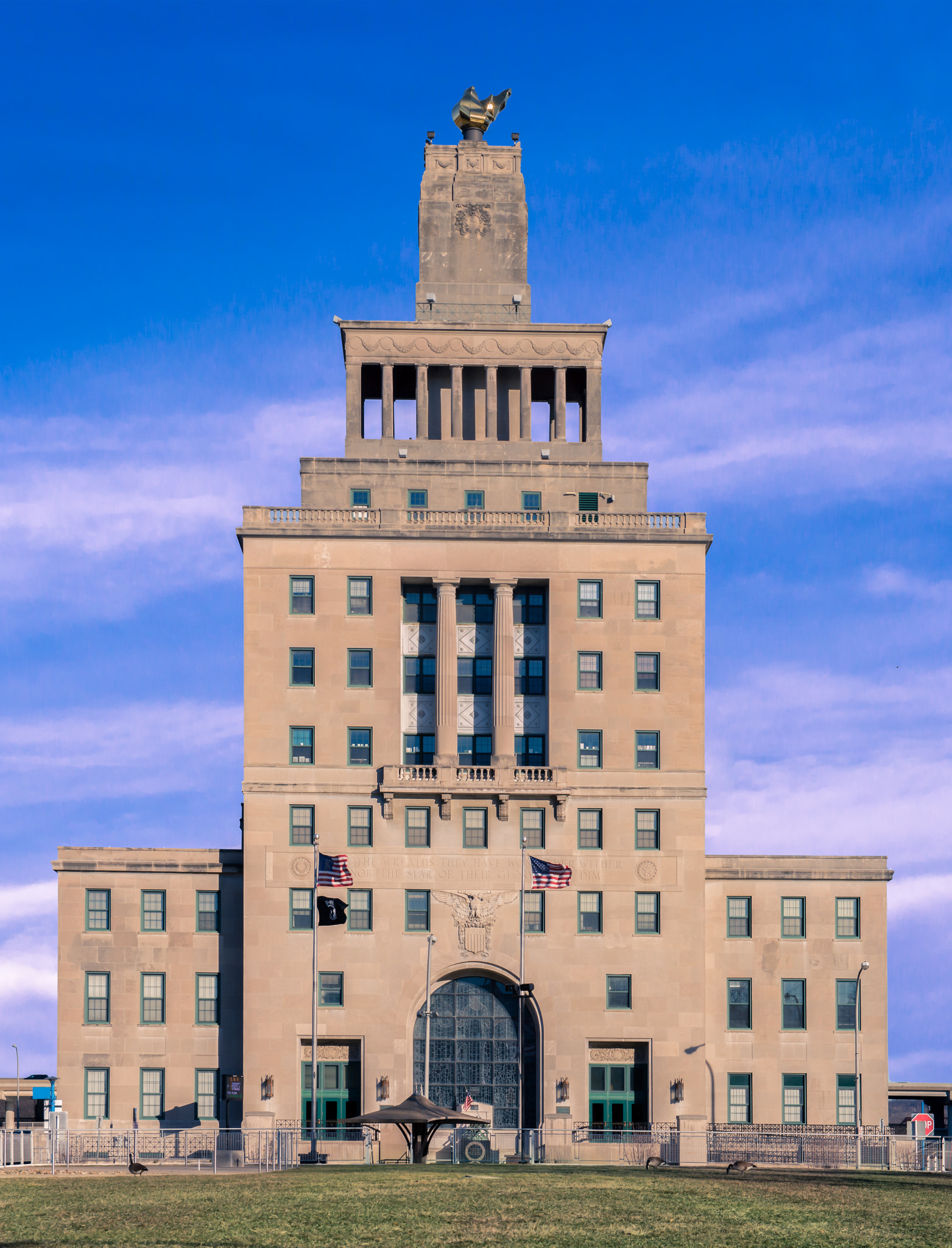 Canon EF-S 17-55mm F2.8 IS USM sample photo. Veteran memorial building photography