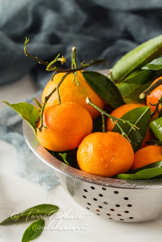 Canon EF 100mm F2.8L Macro IS USM sample photo. Fresh mandarin oranges fruit with leaves photography