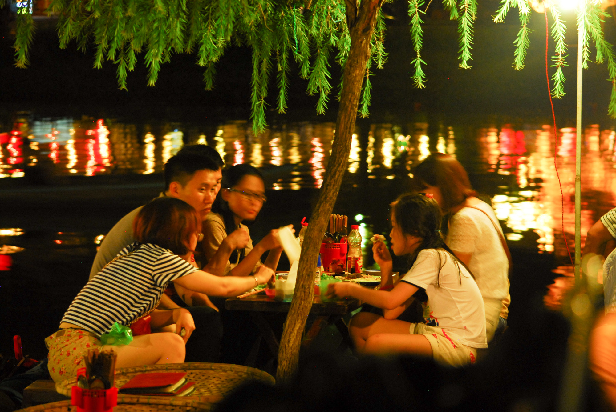 Nikon D200 sample photo. Family dinner at the hoi an night market photography