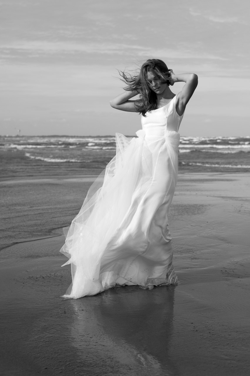 Nikon D700 + Nikon AF-S Nikkor 50mm F1.4G sample photo. Lady on the sea photography