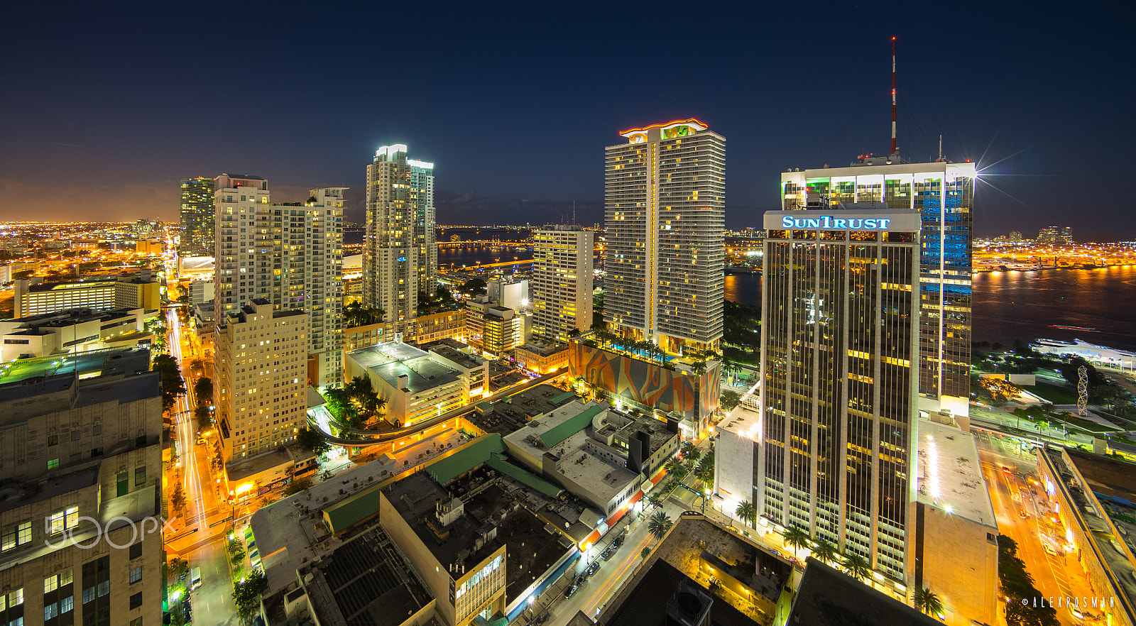 Sony a7 II + Voigtlander HELIAR-HYPER WIDE 10mm F5.6 sample photo. Downtown miami photography