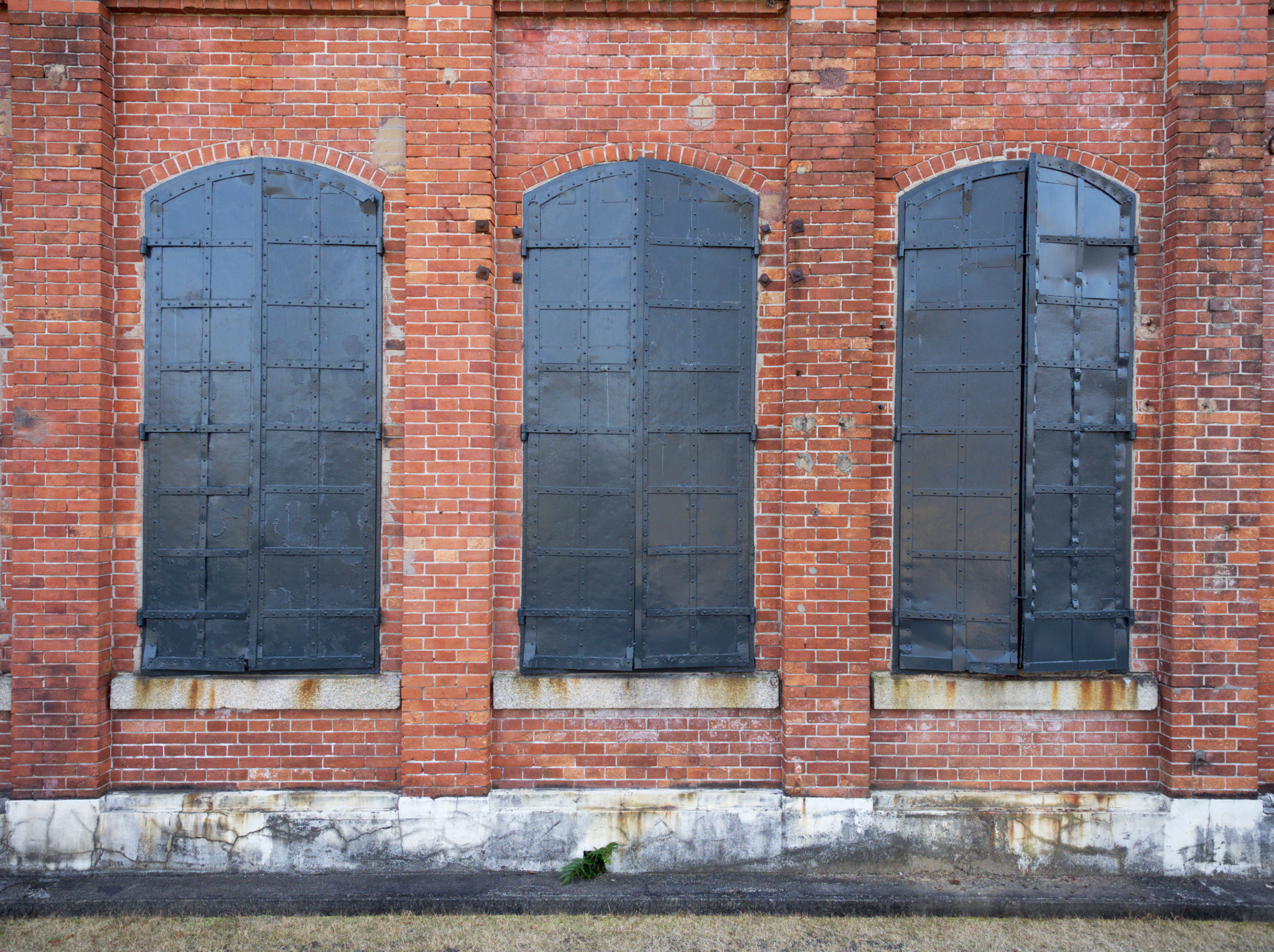 Olympus M.Zuiko Digital ED 12-40mm F2.8 Pro sample photo. 赤レンガの壁 | red brick wall photography