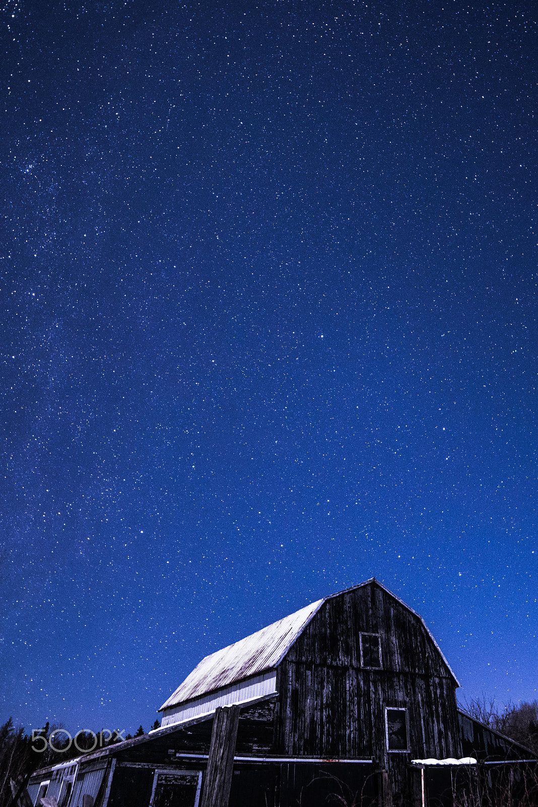 Samyang 14mm F2.8 ED AS IF UMC sample photo. Rural barns at night with stars in winter photography