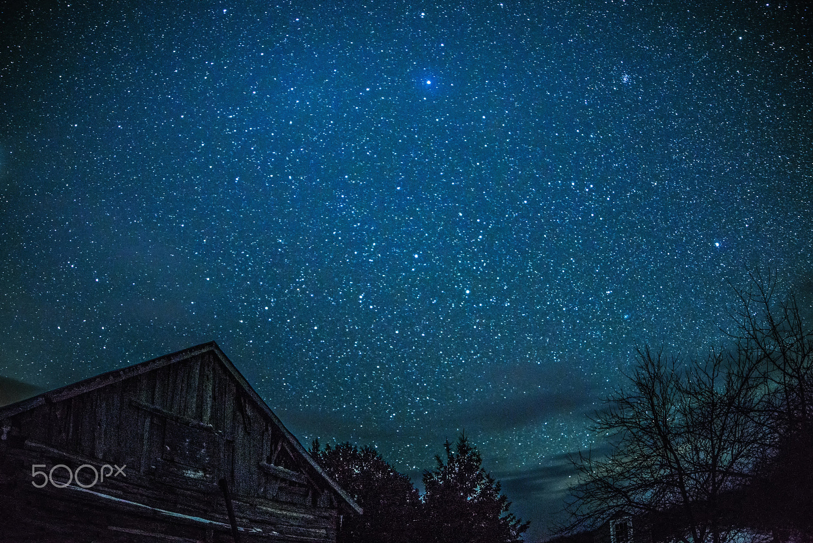 Samyang 14mm F2.8 ED AS IF UMC sample photo. Rural log cabin barn at night with stars and milky way photography